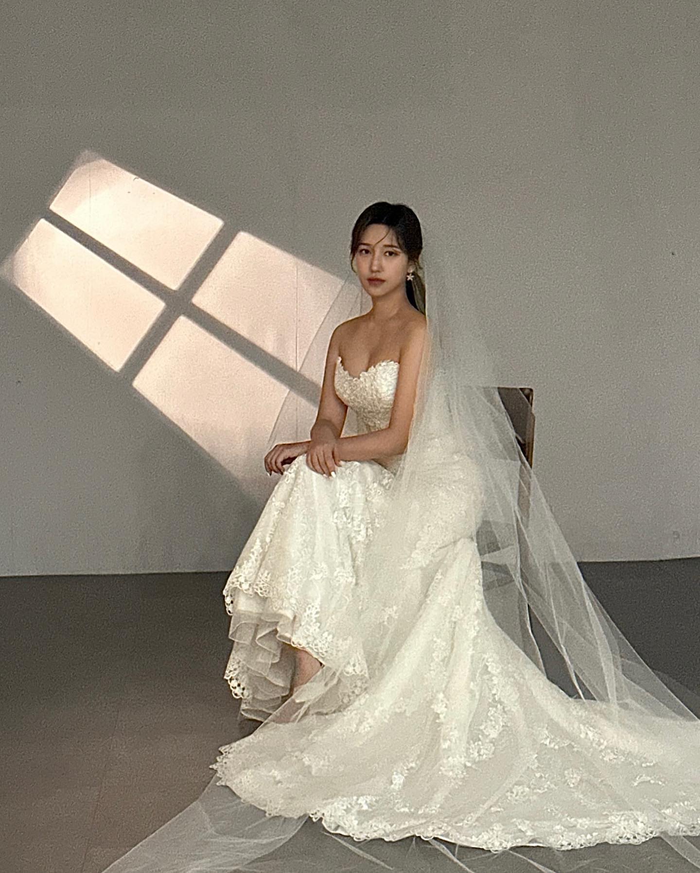 의외로 오빠가 칭찬을 더 많이 들은 웨딩촬영💍✨

수많은 모델작업을 해봤지만 오늘이 젤 힘들었고..
그치만 너무너무 기대되는 결과물🥹💛

Dress.
joshuabelle_office
joshuabelle_daily

Makeup.s2arang
Hair.mimm_eeda
Studio. reyoostudio 

그리고 이 모든 일정이 가능하게 해준
최고의 플래너님 wedding_yeah_s_ri 🤍