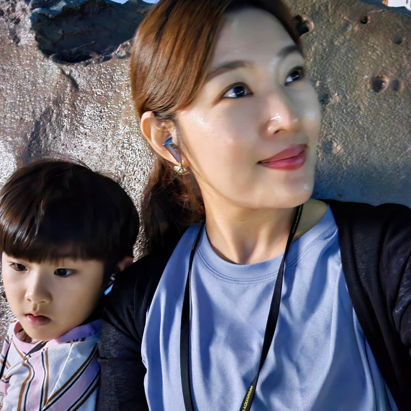 너랑 나랑 한 짝씩 귀에 꼽고 ~ 🎧🎵#아쿠아리움 놀러왔다가 #galaxybuds3pro 체험하며
#물멍타임

그동안의 버즈디자인에서 확 바뀌었다!!
귀에 쏘옥-

노이즈캔슬링으로 음악들으며 물고기보니 또 색다르네 😊

조개방석 탐난다 ㅋㅋ

#슬기로운방학생활

.

#갤럭시스튜디오_아쿠아 #galaxyzfold6 #galaxyzflip6 #galaxywatchultra  #galaxyring #galaxyai #갤럭시스튜디오 #삼성전자이벤트 #갤럭시 #갤럭시AI #유치원방학 #주부인플루언서냥냥