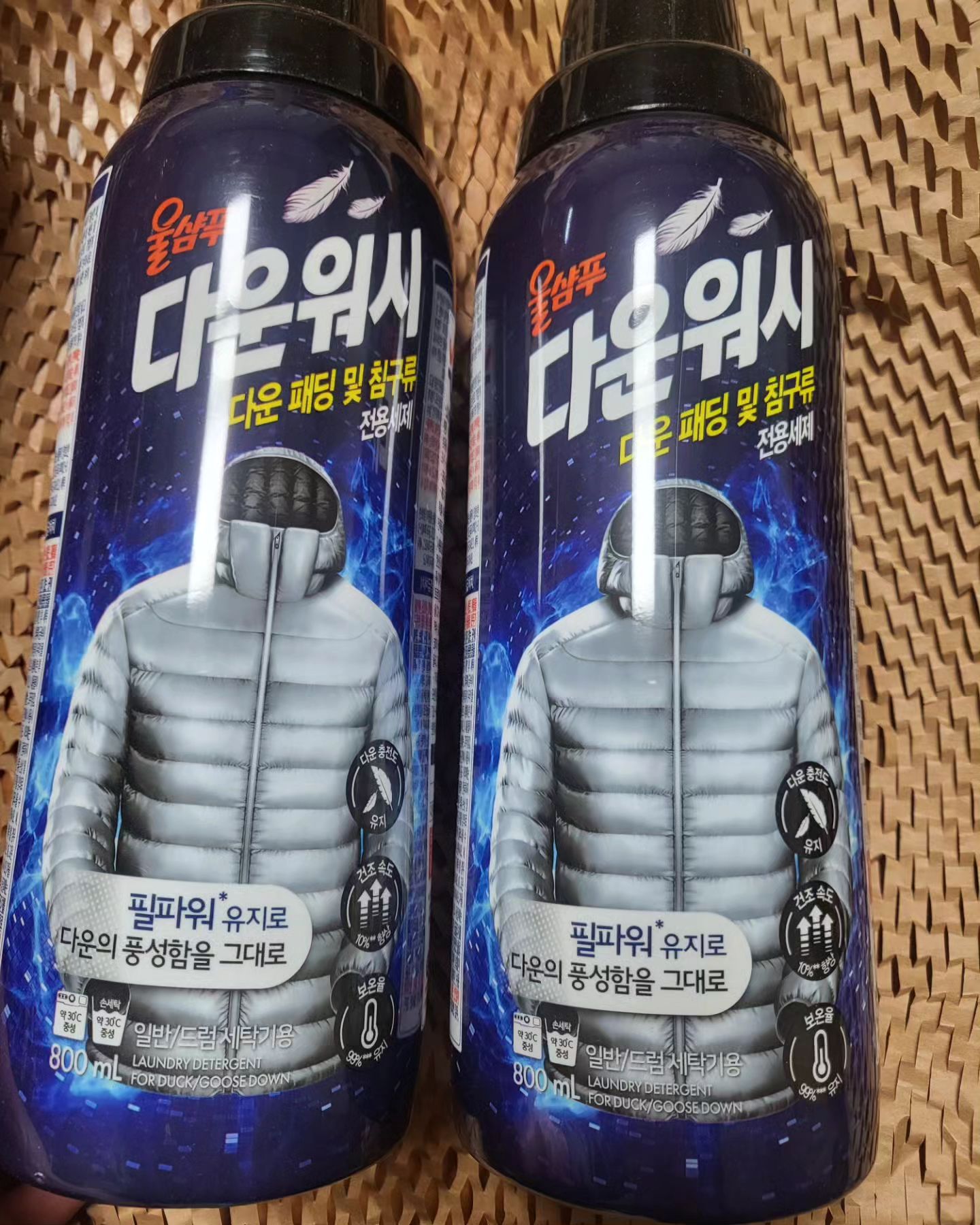 AK LOVER 제품지원

날씨가 갑자기 추워져서 겨울옷이랑 이불 꺼냈어요~
패딩이나 구스다운 이불 드라이 맞기기 너무 부담스러워서 올겨울엔 울샴푸 다운워시 사용해보았어요~
패딩 숨이 죽지 않고 푹신함과 따뜻함이 유지되는게 신기하네요😘

드라이 비용도 아끼고🫠
따뜻함도 유지되는 ~😘
올겨울 옷관리 울샴푸 다운워시 추천드려요🥰

#애경 #AKLOVER #울샴푸 #다운워시 #패딩세탁 #세탁세제추천
#패딩전용세제 #구스전용세제 #구스다운세탁 #이불세탁 #이불빨래중 #침구세탁 #겨울빨래 #겨울옷세탁 #겨울옷관리 #롱패딩세탁 #필파워 #패딩빨래 #보온효과 #빠른건조 #간편세탁 #중성세제