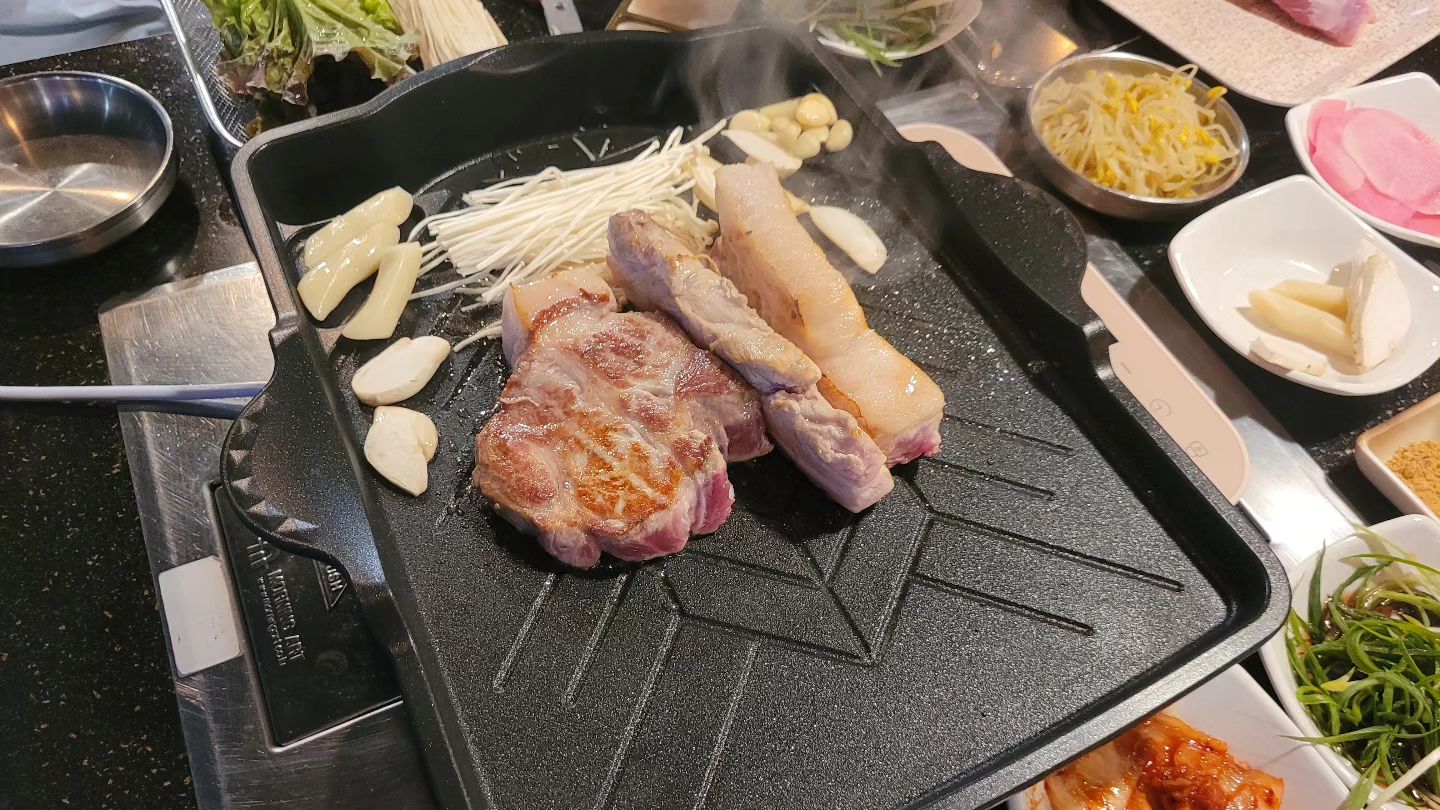 접때갔는데.. 소주값도 착하고, 고기도 이정도면 괜찮고
육즙 최고~~~ 거기 사장님 젊으신데 친절하시고
고기쪽으로 오래 일하셨다고 하신...ㅎ
여튼 우린 두번째 방문!!! 
가족외식은 비슬산맥!!! 최고쥬♡♡
맛도 있지~ 아이들 좋아하는 아이스크림도 있쥬~~
사실 내가 더 좋아함ㅋㅋㅋ

오빠랑 이래 오래 같이 있는적이 애들 키우고 잘 없는데..
오빠가 출장 안가고 있으니 이래 외식도 자주하게되고^^
나 살찔까봐ㅜ 두려븜ㅠ...
그래도 운동 매일 가도록 노력해보쟈규♡

우리동네 사시는 분들이라면  아이들과외식!!
고기외식!! 비슬산맥도 가는걸 추천드려요^^
놀이방은 없지만 매장 넓직해서 좋더라구요!

아이들도 어른도 좋아하는 #비슬산맥