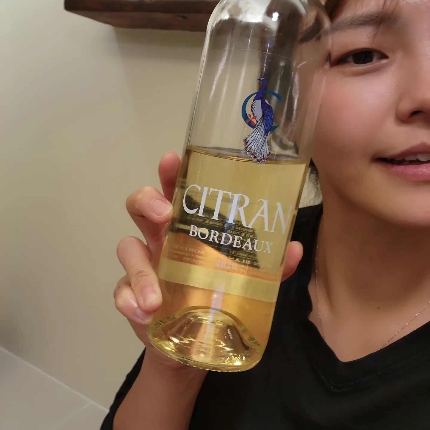 #화이트#와인#신남

이름  시트랑블랑
원산지 프랑스
도수 12도
가격 15000원(롯마 주주총회 할인가)

과실주 과일향 훅나면서 마지막 떫음
사실 맛은 중요하지않음
사랑하는사람들이랑 와서
걍 너무 신날뿐
밤이 길어 좋댜♡♡

#프랑스#화이트와인#홍가리비찜#홈술#가족#사랑#happy#술스타그램#음주스타그램#와알못#팔로우#좋튀#좋반#선팔#맞팔