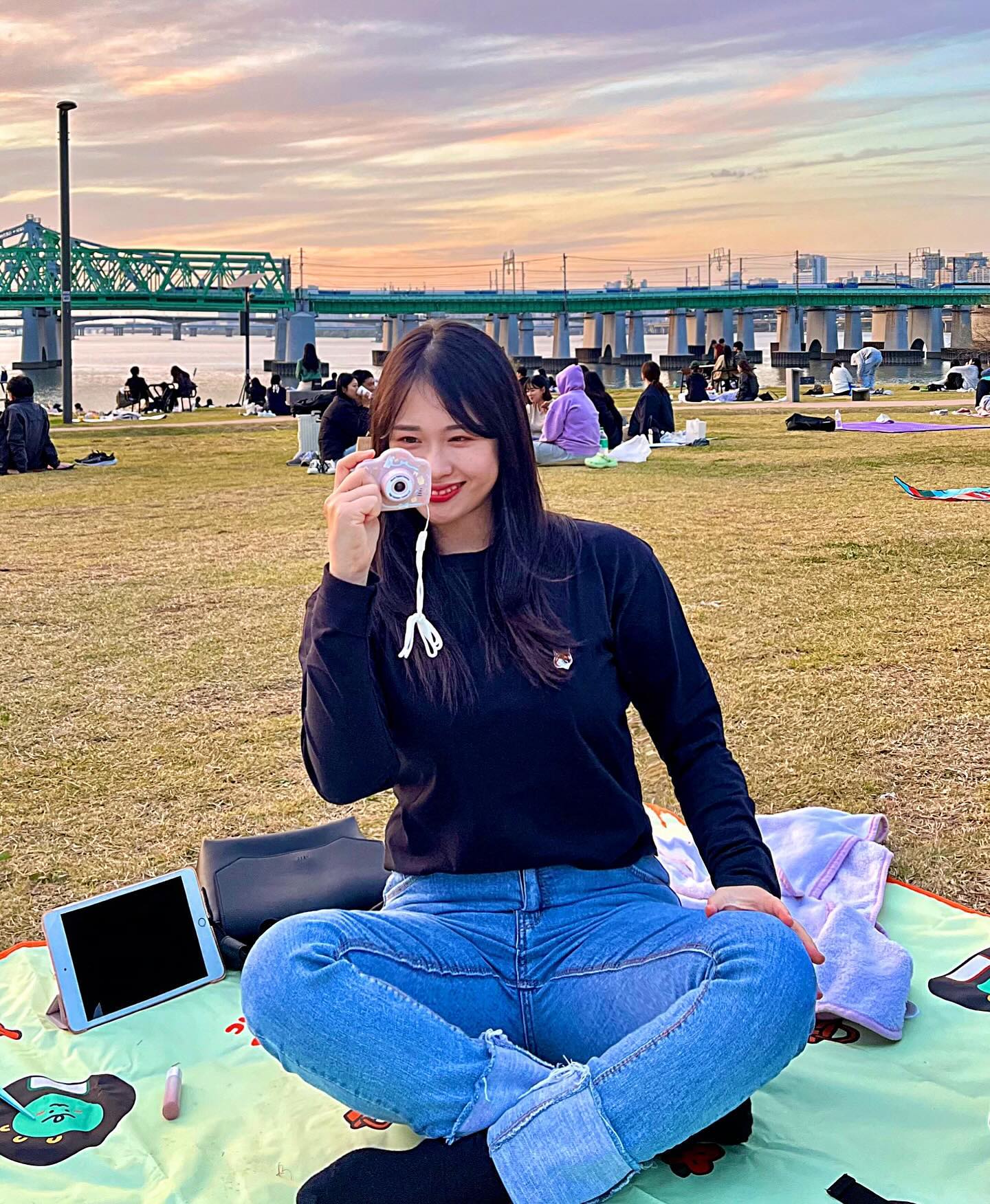 #노들섬 #노들섬한강공원 

누누씨와 #용리단길 #주말데이트 💖

#테디뵈르하우스 에서 테이크아웃하고 🧸🇫🇷
아라가 선물해준 카메라로 추억 남기기! 💕

오들오들 떨면서 아이패드로 영화도 보고!
예쁜 노을도 보고! 한 주도 고생했다!

또 이번주도 달려보자구!🏃‍♀️🏃