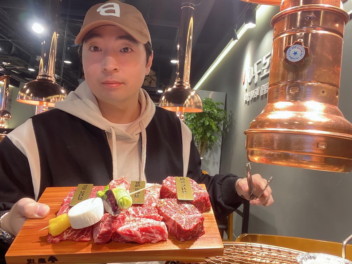 🔥압구정화로구이 합성점🔥
마산 합성동에 위치한 가성비 갑 소고기집 
압구정 화로 구이!! 
어떤 부위로 먹어야 할지 고민될때? 🤔🤔
여러가지 맛보고 싶을때는 지체 없이 바로~~~ 
화로한판으로 살치살/갈비살/토시살을 🥩🥩 
다양하게 맛 볼 수 있어요~ 
기본 셋팅도 정갈하고 인테리어도 고급스럽고 
깔끔해서 분위기 내기에 좋은 장소이네요. 
그리고 된찌는 꼭!! 드세요. 🍲🍲
국물도 진국이고 무엇보다 고기가 진짜 많이 들어가 있어요. 아마 밥한공기만으로 🍚 부족할 수도 ㅋㅋ 
주차장은 🚘 맞은편쪽에 성덕 주차장이나 근처 현대주차장에 🅿️ 주차하시면 1시간 지원 해준답니다. 

주 소 :경상남도 창원시 마산회원구 합성동 265-9 1층

#유료광고 #협찬 #압구정화로구이합성점 #창원소고기 #합성동소고기 #합성동소고기맛집 #합성동데이트 #마산소고기 #합성동맛집 #마산합성동맛집 #맛집 #맛스타그램