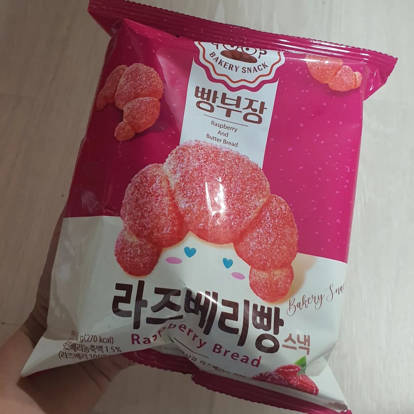 #협찬 #농심 #빵부장라즈베리빵스낵 #라즈베리스낵 #빵부장시리즈

농심에세 색감이 예쁘고 소금빵처럼 생긴 라즈베리빵스낵을 보내주셨어요~
라즈베리빵스낵이 나오기전에는 초코빵과 소금빵 스낵이 먼저 나왔다고 하네요.
이번에 라즈베리빵스낵은 그전 시리즈와 칼로리는 낮고 나트륨도 3배~6배가 적게 나왔다고해서 아기간식으로도 좋다고 생각이되서 아기 별이랑 함께 먹어봤어요~
총 내용량은 55g인데 열랑은 270칼로리래요~

바삭거리면서 상큼하고 달달해서 저는 손이 계속 가더라구요ㅋㅋ
아기 별이는 첨에 새콤한지 몸을 부르르 떨었는데ㅋㅋㅋ 
제가 사진 찍을때마다 야금야금 하나씩 뺏어가는 오동통한 귀요미 손가락
아기 별이한테도 입맛에 맞나봐요ㅋㅋ

라즈베리 농축액이 무려 1.5%가 들어가 있고 라즈베리가 100% 함유된 크로와상스타일에 라즈베리 빵스낵 이랍니다.
언제 어디서나 인기빵을 즐길 수 있다는게 너무 좋더라구요~^^

Thank you nongshim

#크로와상 #소금빵 #라즈베리빵 #초코빵 #소금빵 #인생을맛있게농심😃 #nongshim