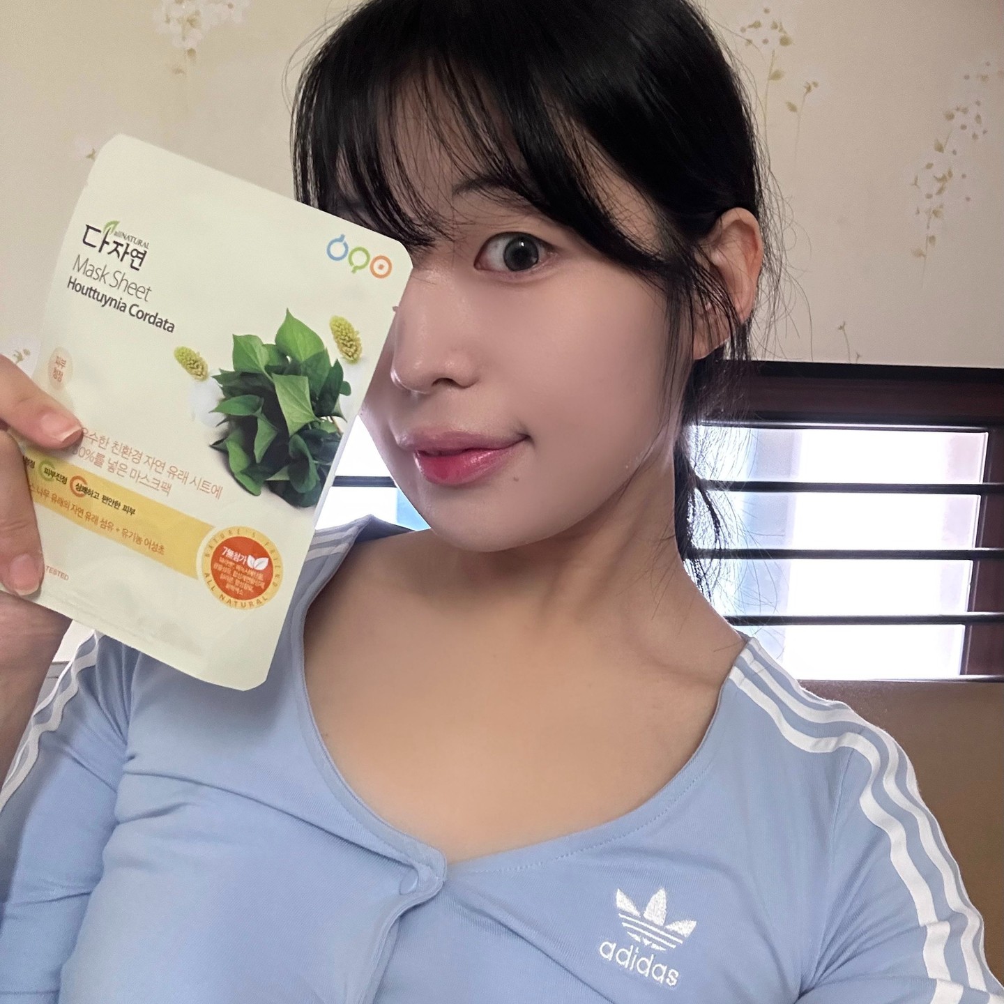 #협찬

요즘 정착한 1일1팩템 
다자연 어성초 마스크팩 추천💚
쌩얼 지켜주는 마스크팩입니당 히히

협찬받기 전에도 원래부터
올영에서 맨날 사던 제품인데
가성비도 좋고 무엇보다 
🌿즉각 진정 효과가 좋아서🌿
꾸준히 쓰는 마스크팩이에요!

트러블 올라오려고 할 때
다자연 어성초 마스크팩으로 케어해주고 
푹 자고 일어나면 트러블이 확실히 
가라앉는 것 같아욤

가격도 착한 제품이어서 데일리팩으로 강츄!

좁쌀여드름이나 울긋불긋 올라온 트러블이
1회만 사용해도 다음날이면 
잠재워지는 느낌이 강한 팩입니당 !

마지막 영상 보시면 한 팩에 에센스 양도 충분하고 
시트도 텐셀 시트여서 촉촉하게 얼굴에 밀착이 잘돼요!

다들 다자연 어성초 마스크팩으로 
1일1팩하세오 🌱

#다자연 #allnatural #어성초마스크팩 #홈케어추천 #동안피부 #피부관리 #트러블케어 #어성초 #동안피부 #30대마스크팩추천 #동안피부관리 #마스크팩추천 #피부진정 #임상완료제품 #1일1팩 #일일일팩