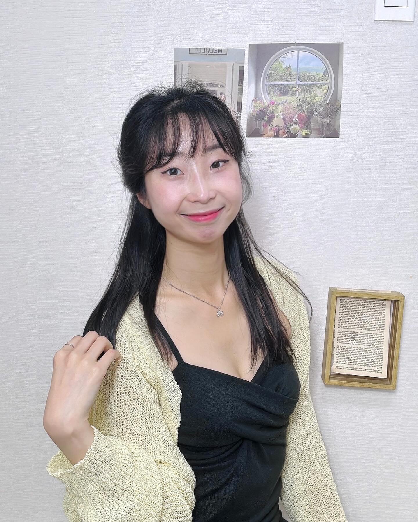 #협찬
이제 진짜 날씨가 엄청 더워서 여름옷 꺼내야해요🥵

여름옷은 입다보면 옷맵시가 신경쓰이기도 하는데요
그럴때 사용하는 저의 비장의 무기!!

#글래뮤 #누드브라 는 오프숄더 입을때나 웨딩, 해외여행 등 노출이 있는 예쁜 옷 입을때 사용하기 좋아요

가슴을 자연스럽게 모아주고 장시간 착용해도 떨어지지 않으니 너무 좋더라구요!

글래뮤는 국내 15여년 경력의 누드브라 전문 제조업체로 여러 유명 메이커에 납품하는 업체인데요

피부에 직접 닿는 점착부분은 아기들 젖병의 젖꼭지를 만드는 원료를 사용해서 민감한 피부에도 안전하게 사용할 수 있답니다

관심있으신 분들은 인터넷에 글래뮤를 검색해보세요🫶

#glameu #여름필수템 #여름누드브라 #비키니누드브라 #수영누드브라 #여행누드브라 #뽕브라 #웨딩누드브라 #스포츠누드브라 #오프숄더누드브라 #점착식누드브라 #접착식누드브라 #레쉬가드누드브라 #수영복누드브라 #여행 #국내여행 #드레스브라 #파티드레스브라 #글래뮤누드브라 #누드브라추천