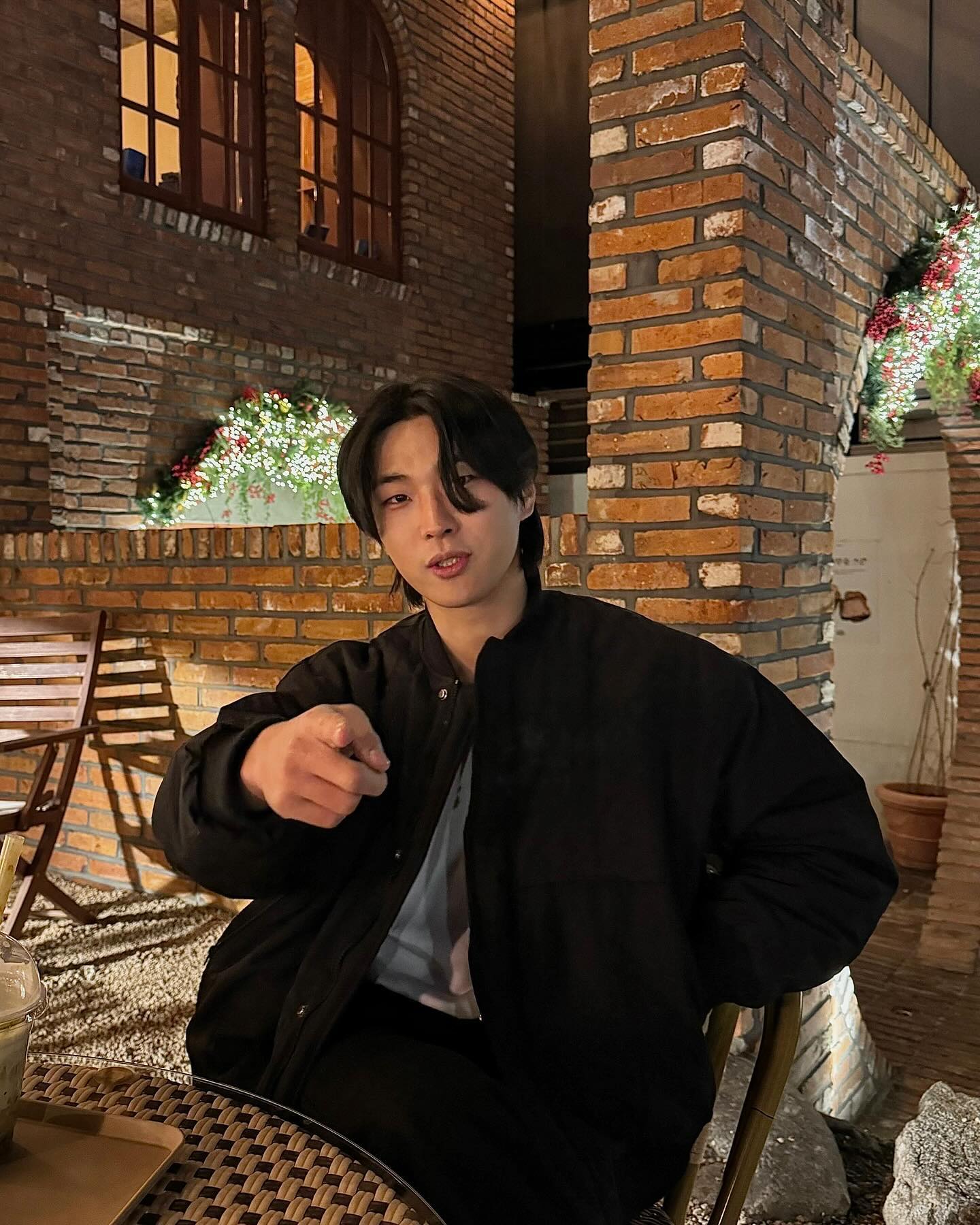 삿대질 왜 했는지 기억이 안 나요.. 제목 지어주실 분?

옷이 맘에드니깐 사진 엄청 찍게 되네 ㄷㄷ 어깨 깡패 만들어주는 항공점퍼 🫶🏻

겨울철에는 패딩안에 이너로 입어도 되고, 간절기에 가벼운 티 받쳐 입으면.. 하 빨리 봄 와라😆😆

자켓: weveryvalue_official

#항공점퍼 #블루종 #MA-1
#오버핏자켓 #남친룩 #남자데이트룩 #소개팅룩 #남자코디 #남자옷추천 #fyp #좋반테러 #오늘의훈남훈녀 #패션모델 #협찬모델