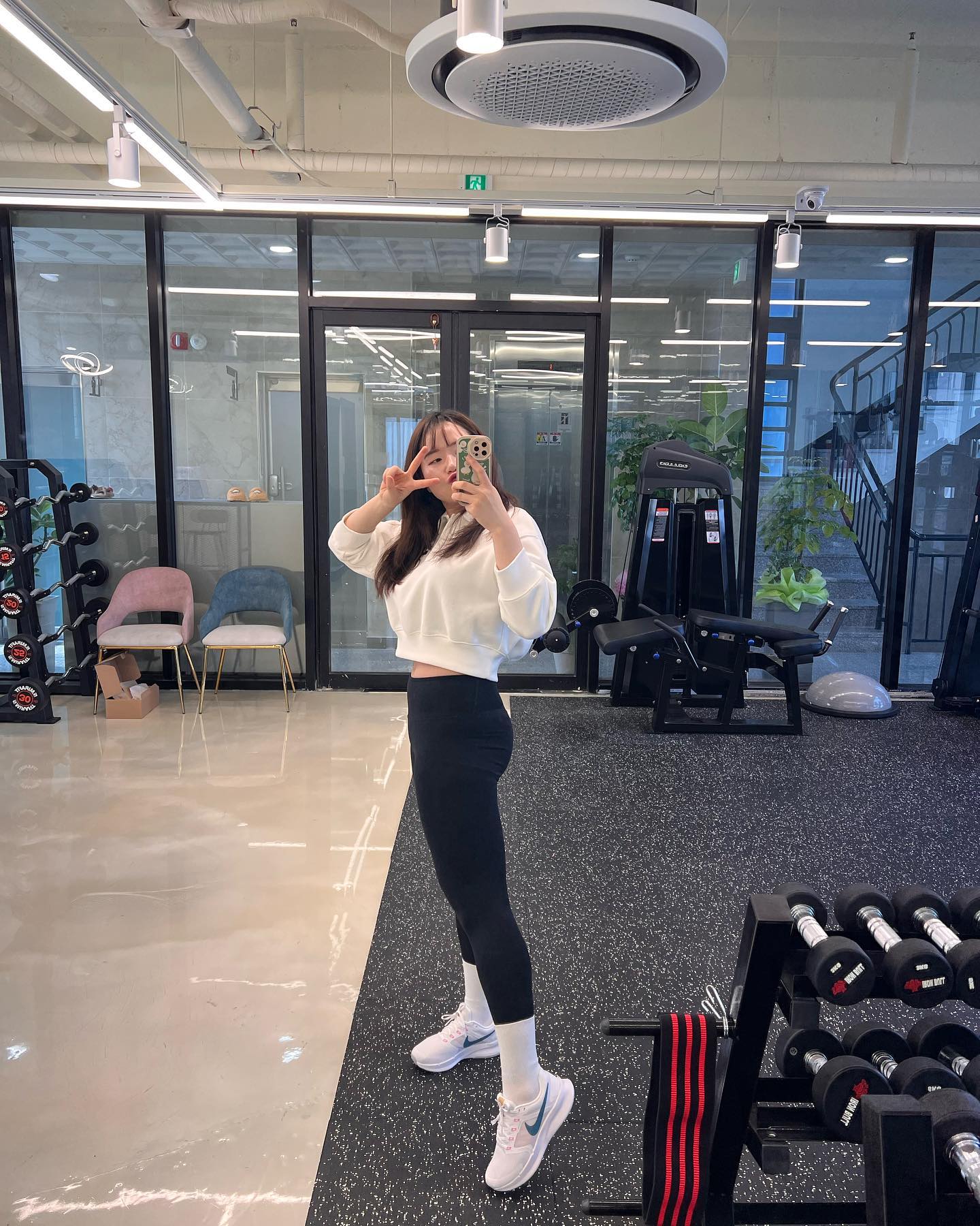 나이키 걸~~

우리 센터 넘나 밝고 탁트여서 좋구🌸

#쏭스타그램 #거울샷 #나이키운동화 #나이키오버사이즈크롭어쩌구저쩌구 #ootd #nikefashion #화이트 #다리길어보이게사진 찍기 #셀스타그램 #white