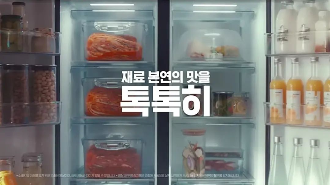 #광고 by #LG전자 lgelectronics_kr 
.

여러분~ 10월에 새로 나온 LG 디오스 오브제컬렉션 김치톡톡 보셨나요?😍
저 ‘미식톡톡’ 광고 영상 보고 완전 반해버려서 지금 남편 옆구리 열심히 찌르는 중이랍니다😅
명절 때마다 김치냉장고 떄문에 속상했던 적이 한두번이 아니거든요😭
.

🥩고기며 🍎과일이며 선물이 많이 들어오는데 김치냉장고에 보관을 잘 못해서 버린 경험이 있어요😭
최근엔 무화과가 재철이라 맛있다며 구매했었는데, 아시져? 무화과는 보관 잘못하면 금방 물러버리잖아요..🤔
고기와 무화과는 보관 온도가 너무 다르잖아요..식재료에 따라 보관 온도가 달라야 하는데 그게 안되니…ㅜ.ㅜ😟
.

그런데 LG 디오스 오브제컬렉션 김치톡톡은 다릅니다🤗
다양한 식재료를 신선하게 보관할 수 있는 다목적 전문 보관 냉장고 기능이 강화됐거든요👍🏻
상칸을 좌우로 나눠 총 4칸으로 만든 다용도 분리벽으로 육류, 채소, 과일, 유제품 등의 식재료를 나누어 보관하고 18개의 냉기홀이 신선하게 보관해 준답니다👌🏻
이것이 바로 ‘미식(美食) 전문 보관’ 냉장고의 기술이죠!🌈
.

다용도 분리벽과 다목적 보관 모드 뿐만 아니라 3단계 냉기케어 시스템이 일정한 온도와 냉기로 보관해 주고
김치는 맞춤 기능을 사용해 김장김치부터 시중에서 구입한 김치까지 그에 맞게 딱 맛있게 보관해준다니까요~😘
.

곧 김장철인데..🌶🥬
그전에 LG 디오스 오브제컬렉션 김치톡톡 얼른 들여야겠어요!
그리고 또 하나 놓치지 말아야 할 소식!
지금 김치톡톡 소문내기 이벤트도 진행 중이랍니다🤗
11월 19일까지 김치톡톡 영상을 확인하고 아래 해시태그랑 함께 소문만 내면 커피 기프티콘도 받을 수 있어요~🤩
.

#LG디오스오브제컬렉션김치톡톡 #김치톡톡 #LG김치냉장고 #김치냉장고추천 #LG오브제컬렉션 #오브제컬렉션 #미식톡톡 

*영상 내 투명 김치통은 연출된 제품으로 실제 고객에게 제공되는 김치통은 유색의 불투명 김치통입니다*
*제품 관련 상세 내용은 LGE.COM 제품 페이지를 참고해주세요*
*본 포스팅은 LG전자의 지원을 받아, 개인의 주관적인 의견을 바탕으로 작성 되었습니다*