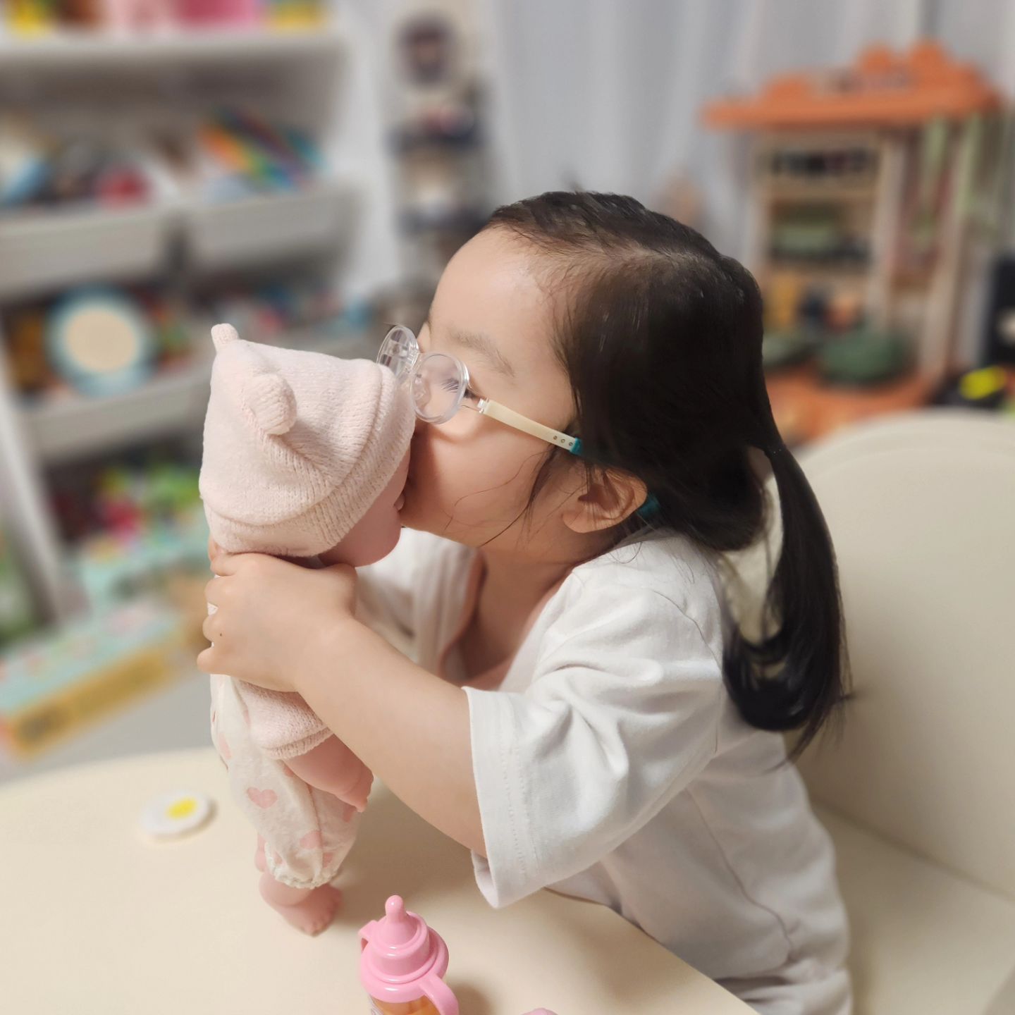 #협찬이지만진심을담은후기

엄마아빠에 뜻에따라 자연스럽게 우리 땡자는 외동확정.
그렇다보니 인형동생을 만들어주게 되었습니다^^

아기 인형들도 참 종류가 많지만.. 특히나 얼굴이 너무 예쁜(ㅎㅎㅎ)인형을 찾다보니 제 눈에 들어온 1살 2살 어린이날선물 맘마놀이코코 랍니다.

아기 코코에게 맘마와 음료를 먹여주기도 하고 딸랑이를 흔들어주며 재미있게 놀아줄 수 있는데요.
패키지부터 너무 예뻐서 제가 더 맘에 쏙 들더라구요:)

코코 베이비 시리즈는 맘마놀이코코 뿐만아니라 코코 어부바 아기띠, 코코 아기 돌보기, 우유먹고 옹알이 하는 코코 이렇게 3종류가 더 있어요.

우리 땡자가 맘마놀이코코를 너무 좋아해서 다른 시리즈도 조만간 들여오려고합니다.

씌웠다 벗길수 있는 곰돌이 모자도 너무 귀엽구요.
코코의 옷은 실제 아기옷 원단과 같은 면 40수 원단으로 제작되었어요.
뒷면에 벨크로가 있기때문에 쉽게 입히고 벗길 수 있어요.
가디건에는 디테일한 패치장식까지 있어서 고급스러움을 더한답니다.

코코의 몸은 부드러운 PVC 몸체로 만들어져서 팔과 다리, 머리가 돌아가고 혼자서 앉을수도있어요^-^
예쁜얼굴과 속눈썹뿐만아니라 볼터치까지 너무 사랑스러운 코코.
꼬옥 쥐고있는 손 표현도 아주 앙증맞아요.
실제아기 손같아서 디테일에 세삼 놀랐어요.
오동통한 발과 발바닥은 또 어떻구요.
발바닥에 주름과 발톱까지 표현되어있어서 더욱더 리얼합니다^-^

집에오자마자 씻고 자기 방으로 들어온 땡자.
1살 2살 어린이날선물 맘마놀이코코를 서프라이즈 선물로 준비해두었더니 우리 땡자가 너무나 신났나봐요.
코코를 안아주고 연신 뽀뽀를 해주네요^-^

우리 땡자에게 동생이라고 소개해줬더니 이렇게 신나할수가!
뽀뽀도 해주고 아이예쁘다~ 라고 하면서 쓰다듬어주기도 해요.

땡자야!
코코가 너무너무 졸리다고하네~~
하니 딸랑이를 흔들어주며 토닥토닥!
잘자! 라고 말하며 토닥토닥 해주는데 너무나 귀여워요:)

1살 2살 어린이날선물로 너무나 좋은 맘마놀이코코.
여자아이뿐만아니라 남자아이들도 너무 좋아할것같죠?
아직 어린이날 선물 고민중이시라면 코코시리즈!꼭 한번 들여오세요:)

#1세아이선물 #1세선물 #1세여자아이선물 #1세아기선물 #2세아이선물 #2세선물 #2세여자아이선물 #2세아기선물 #맘마놀이코코 #아기인형 #예쁜아기인형 #귀여운아기인형