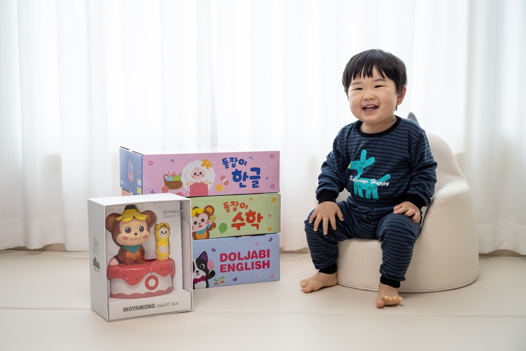 #돌잡이맘22기 #제품협찬

돌아기 필수 아기 전집인 돌잡이 시리즈
드디어 우리 또복군도 체험하게 되었어요💕

집에 다른 아기전집도 있었지만
책 퀄리티부터 일반 책들과는 달라
 어른들도 재밌게 보는 돌잡이 시리즈인데

돌아기에게도 안심하고 보여줄 수 있는 모야몽 스마트 박스 덕분에
책과 함께 보여주기 좋은 컨텐츠가 많아
아기와 같이 시간 보내기에도 좋은
돌잡이 스마트 패키지 시리즈❤

콘텐츠가 다양해서 5세이상까지 충분히 활용가능해서 늦게 살 수록 돈이 아까운 필수 육아템이에요 :)

 #돌잡이스마트패키지 #돌잡이한글 #돌잡이수학 #돌잡이영어 #모야몽스마트박스 #바나펜 #홈스쿨링 #홈육아
 #홈플레이 #책육아 #유아전집 #아기전집 #국민전집 #육아템 #첫전집 #전집추천 #리틀천재 #천재교육