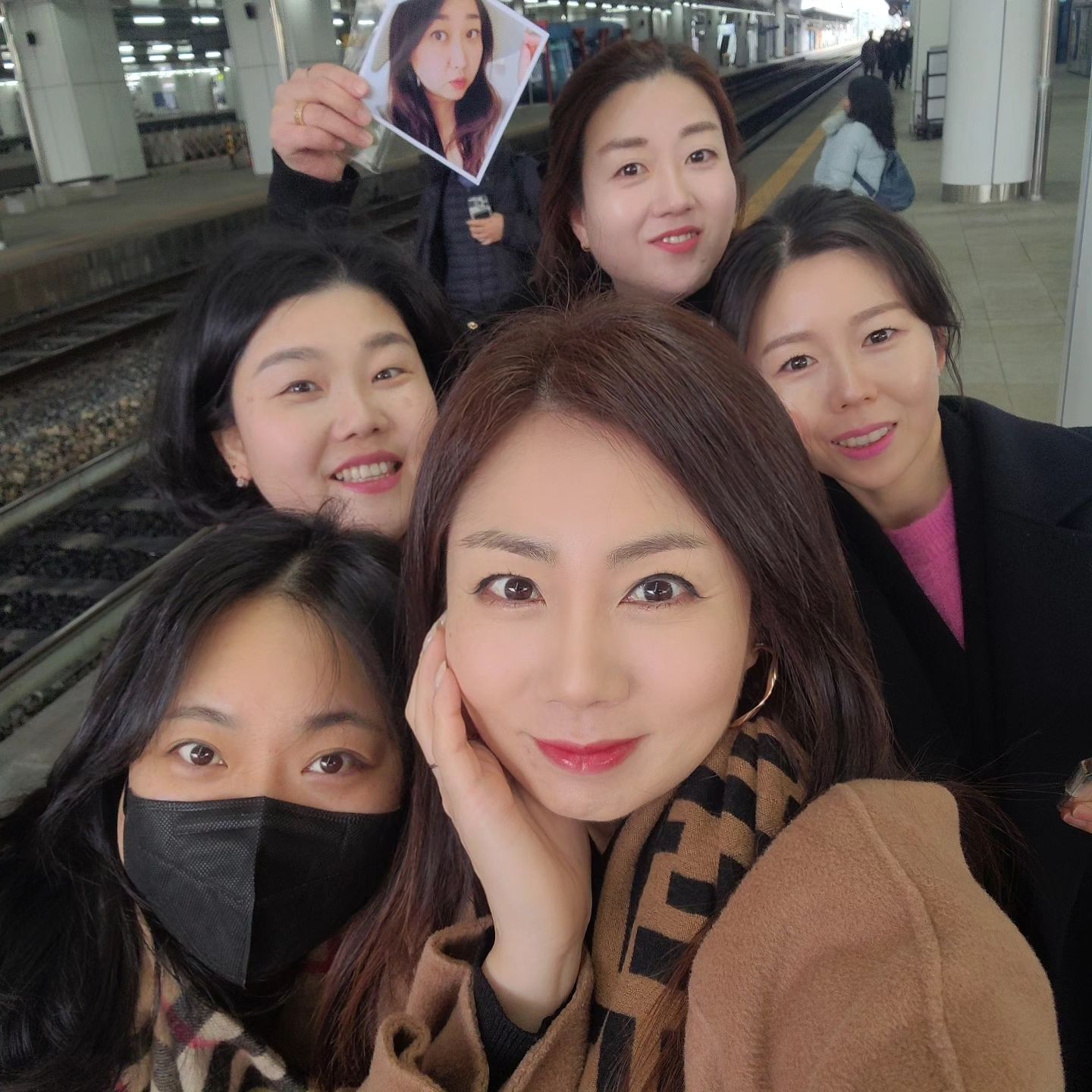 미쳐 진짜 ㅋ
결혼하고 처음으로 우리 완전체로 여행가기로 하고 계획짜고날짜잡고 진짜 신났는데
집에 급안죠은일 생겨서 도의적으로 놀러가는건 아닌거 같아서 전날 급하게 나만 취소했는데
이렇게 사진마다 내사진 꼭꼭 집어 넣어서 사진 찍어줘서 고마워 칭구들아 .
혹시라도 나때문에 여행을 망치면 어쩌나했는데 
사진보니 나도 행복하네?ㅋㅋㅋㅋ
내일도내사진 꼭 넣어서 찍어줘
어디다 버리고 오면 안대 ㅋㅋ
#내사진버리디마 #귀여운것들 #숙소로돌아가 #다음엔꼭함께 #친구 #일상 #데일리 #서울여행