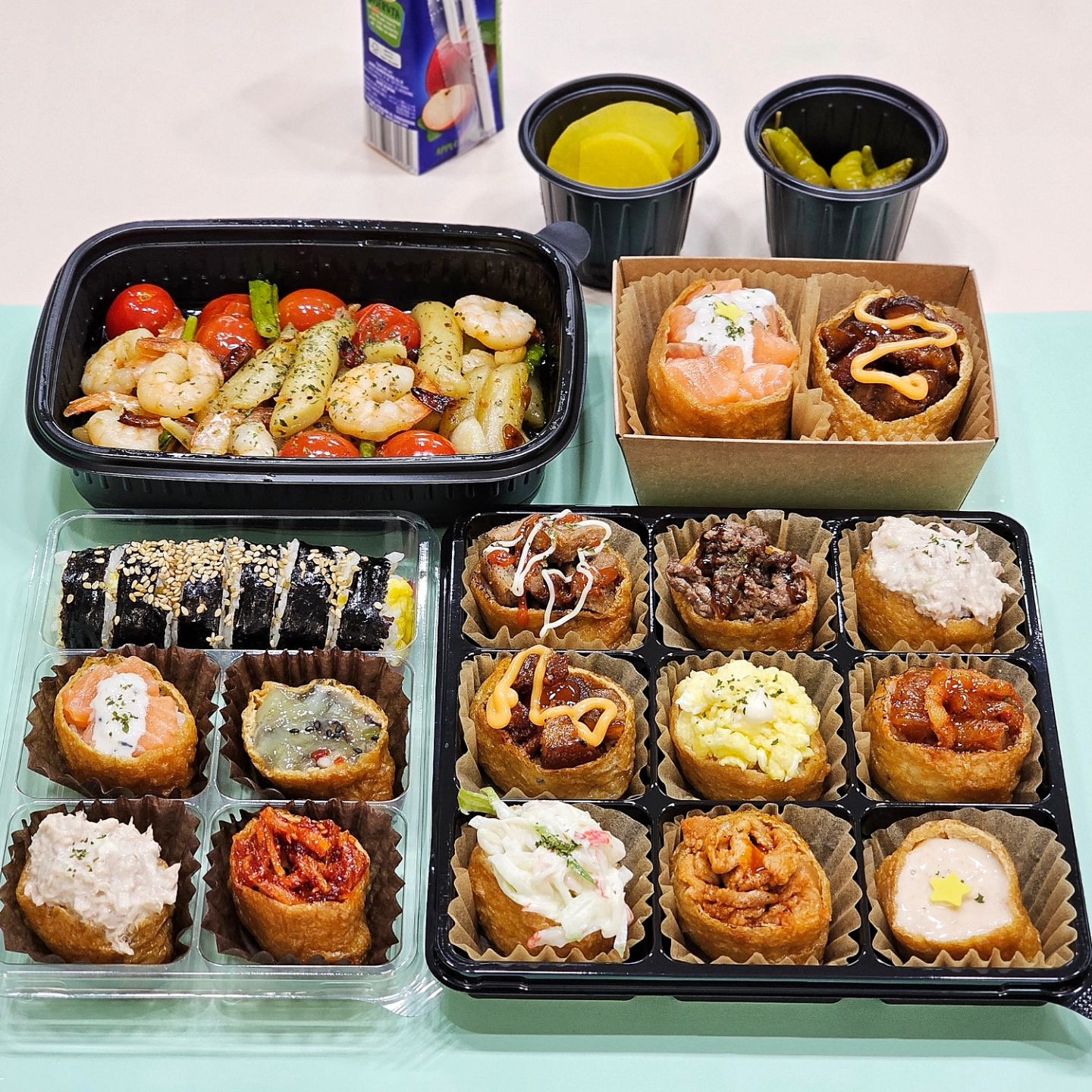 유부초밥을 오마카세처럼 다양하게 🍙

📂 상호 : 듬뿍유부
📂 위치 : 원주 혁신도시 부근 배달
📂 가격 : 미니유부9구 13,500원, 점보 유부초밥 2~3천원대
📂 특징 : 매번 중복되는 배달 음식에서 벗어난 신선한 한끼식사
⠀
🗒  상세 후기 : 얼마전 나가기 귀찮은데 뭐 먹지?고민하다 치우기 쉽고 신박하고 맛있는 배달 음식을 찾다 발견한 듬뿍유부라는 유뷰초밥 맛집이다. 연어, 불족, 닭발, 타코와사비, 진미채, 불고기, 김치제육, 타마고, 참치마요 등 완전히 발상의 전환급 재료를 조합한 오마카세 급 유부초밥의 다양성을 지닌 든든한 한끼식사를 즐길 수 있었다. 각기 재료의 기대하는 생각하는 맛과 유부초밥의 조합 딱 이름을 들으면 생각나는 그 맛을 적절히 내어주어 실패가 없는데 특히나 집에서 라면 또는 불닭볶음면과 곁들여 먹으면 더욱 좋았다. 새우를 폭탄처럼 투하한 갈릭 올리브향 듬뿍의 감바스 떡볶이까지 오랜만에 치킨 피자 족발 중국집에서 벗어난 신박한 한끼 식사를 기분 좋게 즐길 수 있었다. 뒷 정리까지 거의 정리할거없이 편리함을 지니어 귀차니즘 배달 음식으로써의 만족스러움 상승!

#원주듬뿍유부 #원주배달 #원주배달맛집 #원주배달맛집추천 #원주포장맛집 #원주혁신도시맛집