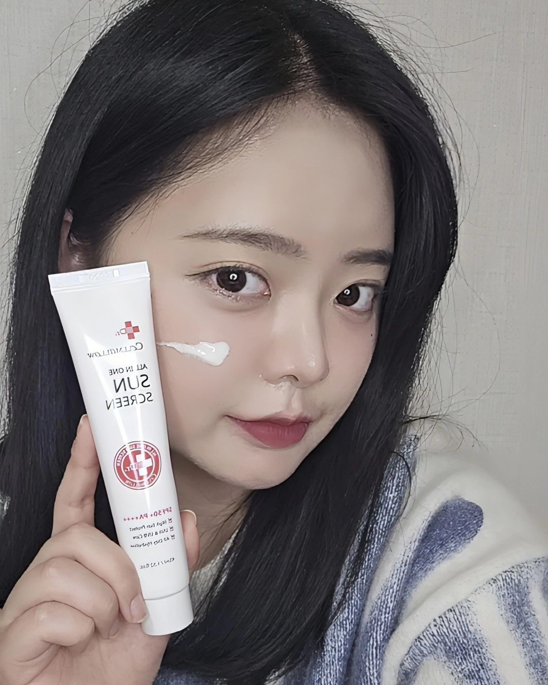 #제품협찬
#제품제공

피부를 완벽하게 보호하고 동시에 탁월한 피부 관리 효과를 선사하는 탁터 마시멜로 선크림을 소개합니다!

탁터 마시멜로 선크림은 자외선 차단 효과와 함께 피부를 촉촉하게 유지해주는 제품이에요!

무거운 느낌 없이 가볍게 피부에 스며들어 자연스럽게 발리며, 건조함 없이 촉촉함을 유지해주는게 너무 신기하고 정말 선크림인지 로션 인지 헷갈릴정도의 촉촉함 꼭 느껴보세요

이 제품은 SPF 50+와 PA++++ 높은 자외선 차단 지수를 자랑합니다. 자외선으로부터 피부를 신속하고 효과적으로 보호하여 주름, 색소침착, 피부염 등의 피부 문제를 예방이 가능합니다.

또한, 탁터 마시멜로 선크림은 자연성분으로 만들어져 피부에 자극을 최소화하였습니다. 민감한 피부에도 안전하게 사용할 수 있으며, 피부를 진정시켜주고 각질을 부드럽게 제거하여 맑고 건강한 피부를 유지시켜줍니다

자외선 차단과 동시에 피부를 케어하고 싶은 분들에게 강력히 추천드려요! 

강점 정리!
✔️ 올인원 선크림
✔️ 백탁 현상 제로!
✔️ 끈적임 제로!
✔️ 부드러운 발림성
✔️ 손상된 피부 회복효과
.
.
.
.
.
.
 
#마시멜로 #닥터마시멜로 #닥터셀멜로 #DR.CELLMALLOW #셀멜로선크림 #셀멜로선스크린 #선크림 #선크림추천 #피부과화장품 #스킨케어 #백탁없는선크림 #순한화장품