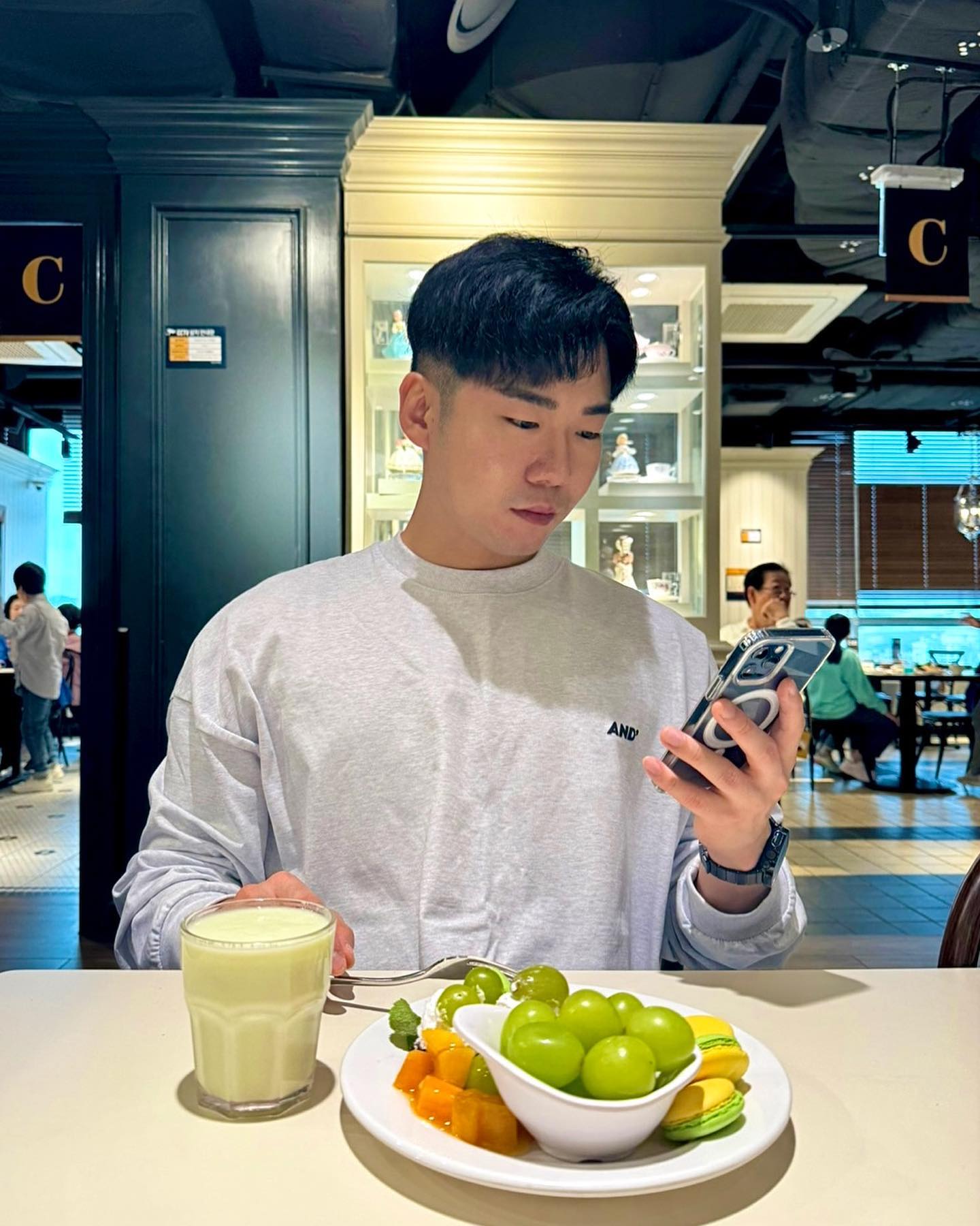 #협찬 #애슐리
애슐리 최초로 진행하는!
샤인머스켓 무제한 제공(디너&주말 한정)
각종 디저트에도 온갖 Shine..💚
이번 테마 진짜 마음에 쏙 듭니다요

아 그리고 애슐리앱이 따로 있다는 사실,
알고 계셨나요!?
⬇️⬇️⬇️
모바일 대기부터 채팅 상담, 할인 혜택까지 아주 편리합니다. 등급에 따라 2~5% 적립까지 가능하니 애슐리 종종 찾으시는 분들이라면 놓칠 이유가 있나요ㅎㅎ 애슐리 캐시 충전 시 리워드까지 있답니다☺️

저는 구로역에 위치해 있는
애슐리퀸즈 NC신구로점에 다녀왔는데요
애슐리도 사실 지점마다 느낌이 조금 다른데
이곳은 다음에 꼭 다시 방문하고 싶을 정도로
개방감도 좋고 위생도 좋았습니다ㅎㅎ

샤인머스켓 좋아하시는 분들은
이번 테마 놓치지 마세요!🙋🏻‍♂️

#애슐리퀸즈 #샤인머스캣 #디저트맛집 #샤인머스캣케이크 #뷔페맛집 #뷔페추천 #과일스타그램 #과일디저트 #애슐리샤인머스캣