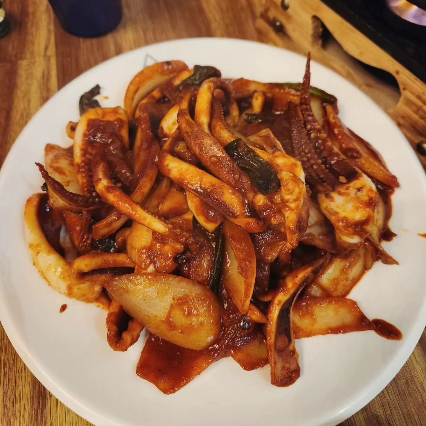 아찔하게 맵지만
너무 맛있어 🥵🥵
+쿨피스, 칼국수도 필수로 시켜야함
(혓바닥 감각 잃어버림) 
.
.
.
#신팔당#인계동#수원#매운오징어#오징어볶음#오징어#안주#술을부르는#음식#먹스타그램#야식#추천#매운음식#스트레스해소#맛집#일상#좋아요#맞팔#선팔#소통