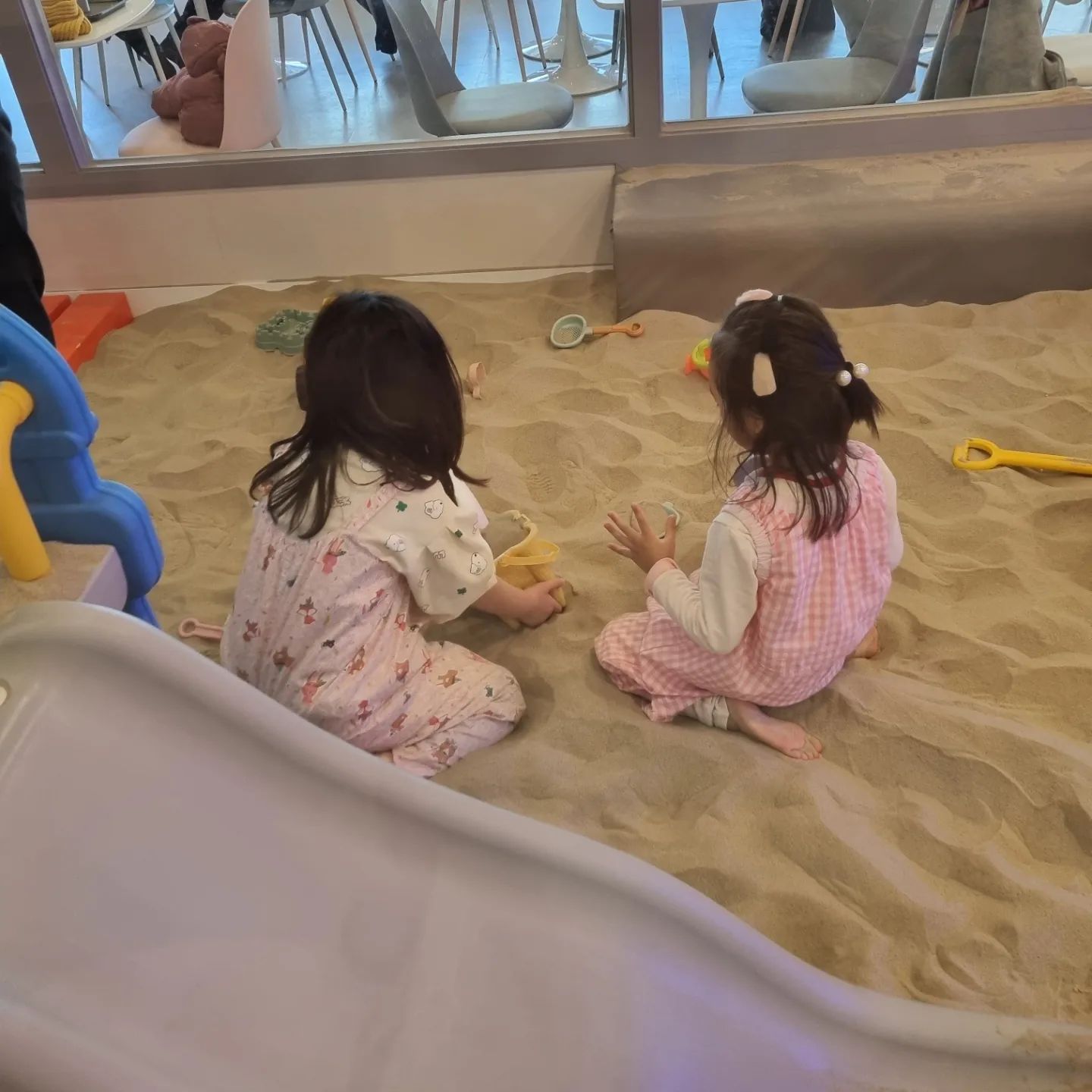연휴 이틀간 키카뿌시기
돈과 시간을 맞바꿈ㅋㅋㅋㅋㅋ

키카한번가면 4~5만원 순삭🤣

그래도 너만 재밌다면야ㅎㅅㅎ
(a.k.a 엄마 자유시간)

처음보는 언니랑도 잘놀고
동생들도 잘 돌보고

우떠혀니 많이컸네ㅎ

🌱 한층 더 성장한 똥그리♡

#똥그리 #6세아기 #키카 #키카뿌시기 #주말은키카 #주말순삭 #키즈카페 #설연휴 #예비딸둘맘 #임산부 #딸맘 #의정부맘 #육아맘 #워킹맘 #육휴하고싶다