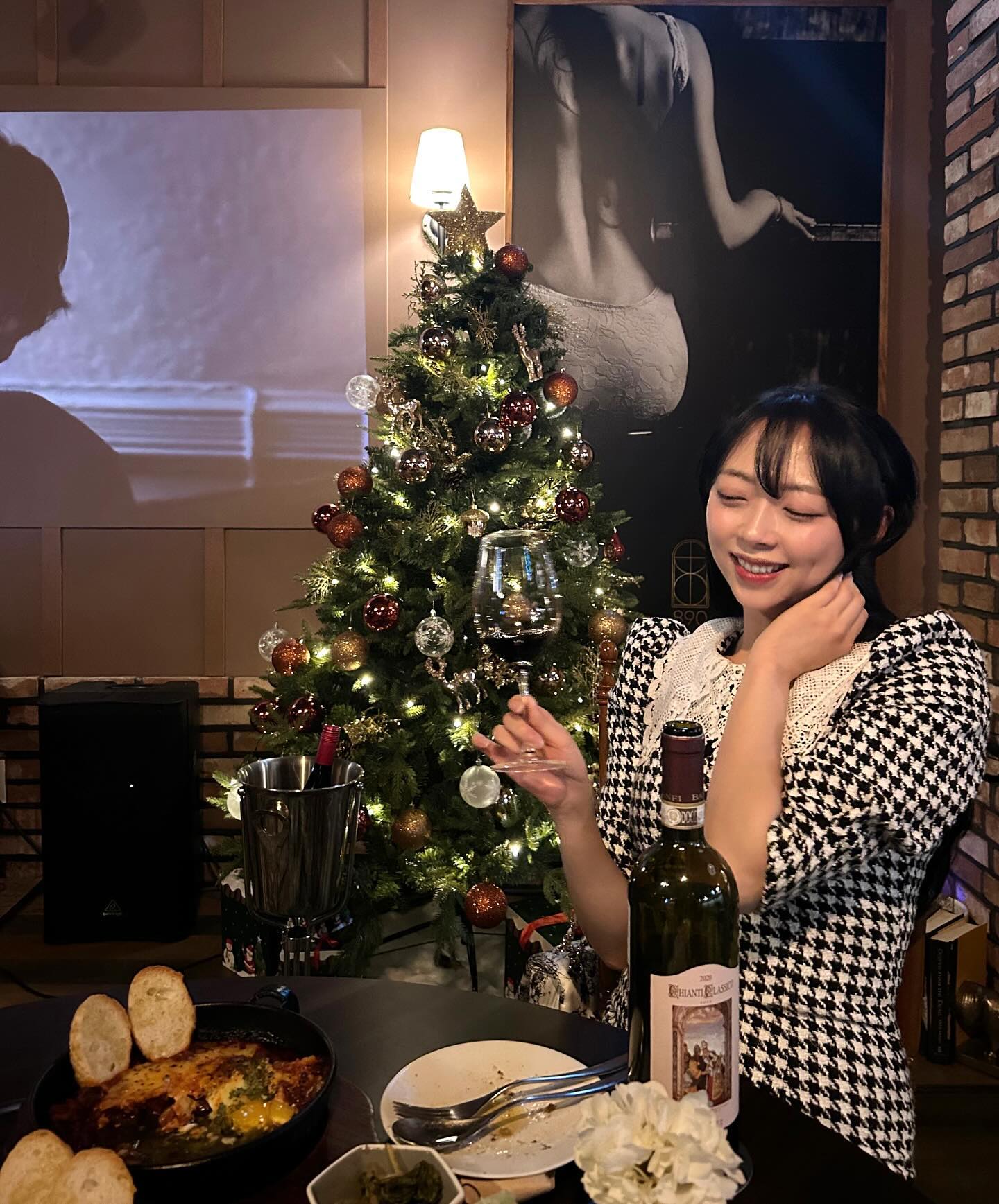 #광고 🍒 #크리스탈와인일기

[ Banfi Chianti Classico 반피 끼안티 클라시코 ]

✨생산지 : 이탈리아 > 토스카나
✨품종 : 산지오베제
✨알코올 : 13%

세계 최대 몬탈치노 와인 브랜드인 #반피 #banfi
몬탈치노의 인지도와 위상을
전세계 탑으로 올려놓은 생산자에요🔝👏

이탈리아계 미국인이 세운 미국적인 스케일과
첨단 과학 기술을 접목하여
몬탈치노에서 숙성하고 병입하는
세계 유일의 #끼안티클라시코 입니다❣️

Wine Spectator 선정
세계 10대 VALUE WINES 2위 수상한 와인 🍷

시에나 두오모 성당에서 소장하고 있는
교황 비오 2세의 집전하에 결혼하는
신성로마제국 황제 프리드리히 3세와
아라곤의 엘리오노르를 표현한
프레스코화 레이블이 눈에 들어오죠 🧑‍🎨🎨

그래서인지 이탈리아 현지에서 
결혼, 집들이 대표 선물로 자리잡고있다고 하네요 🎁💐

두껍지 않은 검붉은 빛깔이 상당히 매력적이었고
붉은 과실향과 함께 굉장히 높게 느껴졌던 산미가
와인을 신선한 느낌으로 끌어주는듯 했어요😳
높지만 거슬리지 않는 산미덕에 친구들이 다 맛있어했지요!

샥슈카 감바스 같은 약간의 매콤함이 묻어나는 요리나
낮은 당도를 보완해줄 멜론 프로슈토와도 
오일리한 파스타나 크림 뇨끼와도
호불호 없이 쉽게 페어링 하셔도 될 것 같아오😋💕

벌써 여기저기 크리스마스 분위기 뿜뿜이죠
연말 선물로 와인 한 병씩 준비해보아요오🎄🎅

(두번째 사진은 흔들림 속에서도 와인 향을 맡으면서
얼른 마시고 싶어하는 웃음이 느껴지는게 귀여워서 히 😝)

#롯데와인 #와인 #와인추천 #와인시음회 #와인세미나 #와인스타그램 #wine #winetasting #와인북 #롯데와인클럽 #와이너리 #이탈리아 #이탈리아와인 #끼안티클라시코