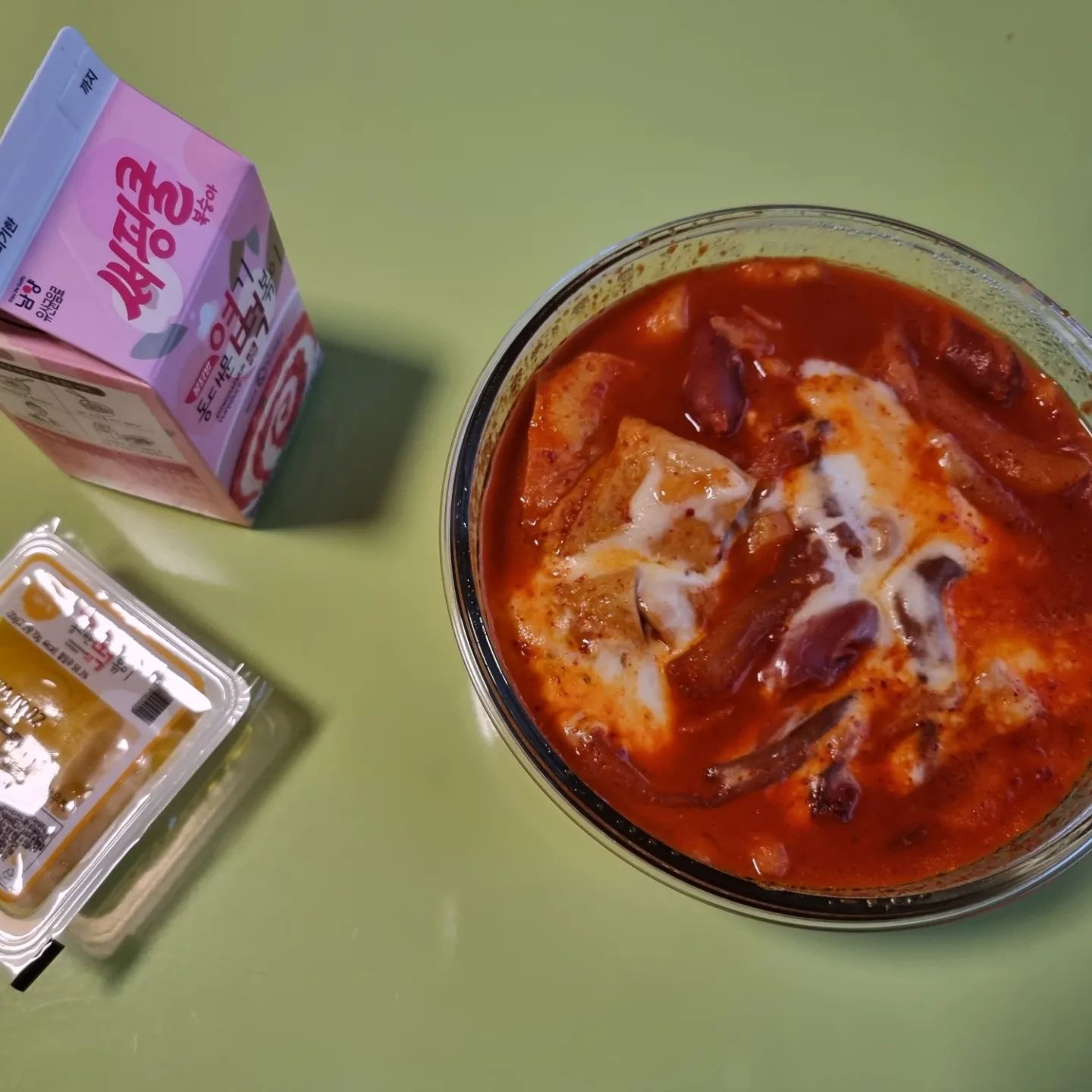 불금엔 엽떡^^
시험 공부하는 아이를 위해 준비헸어요♡
분모자도 추가했어요^^

오늘은 환경보호를 위해 다회용기로 주문했어요
① 주문 전, 매장 확인 전화하기!
"안녕하세요! 포장 주문이고 다회용 용기에 담아갈게요"
② 방문 포장 주문하기
주목! 엽떡앱으로 방문포장 주문 시 3,000원 할인 된답니다
그리고 엽떡 앱 포인트써서 더모아카드로 주문하면 더모아 포인트도 받을 수 있어요 ㅎㅎ

#엽떡 #엽기떡볶이 #용기내챌린지 #엽떡용기단
#불금엔엽떡 #분모자추가 #엽떡앱주문시3천원할인 #스트레스해소