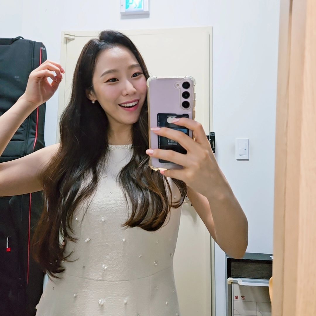 급하게 빌려주셔 입고 촬영했눈데 
사진이 너모너모 잘왔네에엥:-)
요즘 매일이 감사하구 즐겁구 그래요오
우리 모두모두 해삐해삐하자요오!!!!