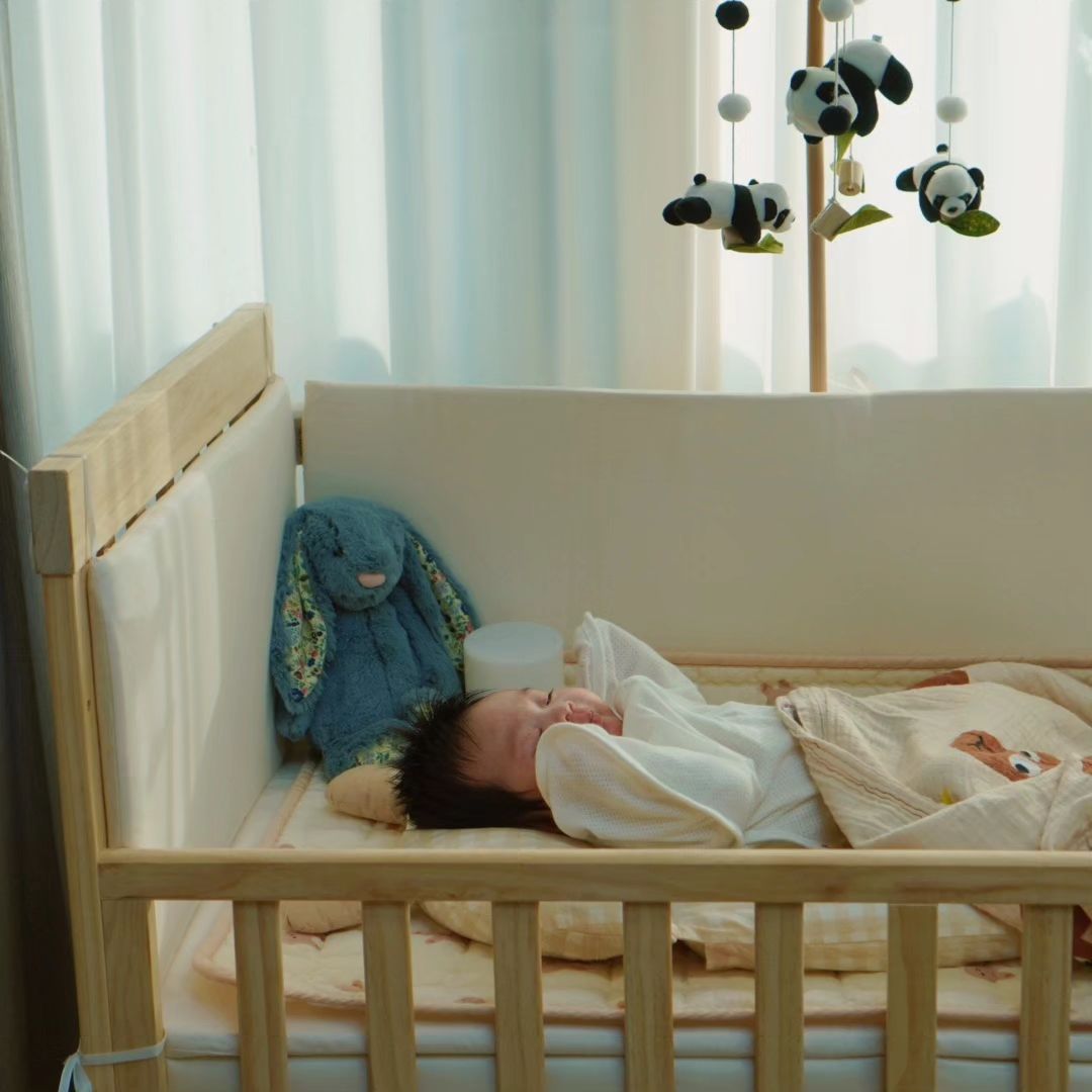 #협찬 sove_story 
[소브] 이동식 원목 아기침대 🛏 🤍

이번에 소율이와 함께
소블리즈 14기로 활동하게 되었어요 🫶 

아기침대를 들여야되나 말아야되나
수백번 고민하던 끝에 만난 소브 이동식 원목 아기침대 : )

율파파가 조립해줬는데 제가 해도 될만큼
조립법도 간단했어요 : )

소브 아기침대는 편백나무처럼
피톤치드 함량이 높은"뉴질랜드 소나무"로 제작 되었어요 !
그리고 무엇보다 바퀴가 달려 있어
쉽게 공간을 이동 할 수 있는 점이 너무 좋았어요 😊

kc 안전인증은 물론이며 ,
아이 성장에 따라 침대 변형이 가능한데
소율이는 이제 움직임이 생겨 뒷 프레임을 내려서 조립했더니
방지턱이 되어 아이가 떨어지는 걸 방지 할 수 있게 되었어요 !

그리고 원목침대 + 매트리스 + 범퍼가드 올인원으로 갓성비 🫶
충분히 돌때 까지 사용이 가능할꺼 같아서 최고 👍 

아직 신생아 침대로 고민하고 계시거나
출산선물 고민하고  계시면  소브 이동식 원목 아기침대 추천드려요 🤍

앞으로도 소율이와 함께 소블리즈 14기로써 열심히 활동해 보겠습니다 : )

.
.
#소블리즈14기 #소브 #소브침대 #아기침대 #원목아기침대 #이동식침대 #흔들림없는아기침대 #출산선물 #소브원목침대 #아이방꾸미기 #아기침대추천 #신생아이동식침대 #신생아침대추천 #육아템추천 #육아는장비빨