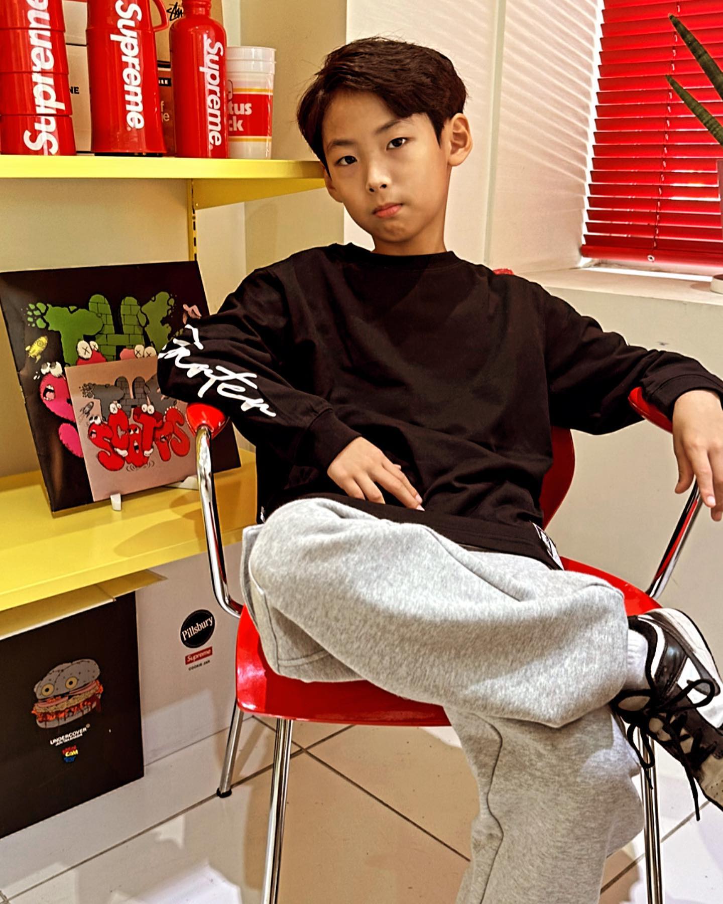 #제품제공 starterblack_kr_kids

가을가을 힙한 스타터키즈룩으로 힙한뚜아로 변신!

소매 로고 힙함에 반한 #오버핏소매그래픽티셔츠 와
옆주머니 디테일과 편안함까지 챙긴 #카고스웻조거팬츠 
이 조합 말해뭐해🫶🏻🫶🏻

학교 등교룩으로도 댄스학원 갈때도 자주자주 입어질 #스타터블랙라벨키즈 룩 !

136cm 25kg 뚜아는 145사이즈 착용하니
여유있는 핏으로 딱 이뻤습니다😘

ㆍ
ㆍ
#스타터블랙라벨키즈 #스타터키즈 #스타터 #starterkids #가을신상 #체험단 #키즈모델 #주니어모델 #키즈인플루언서