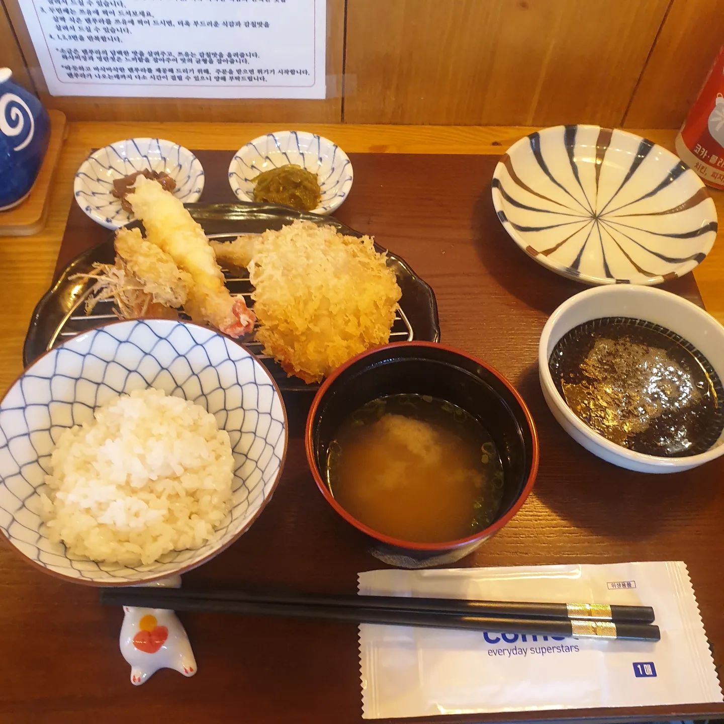 #블로그체험단 #전포동밥집 #서면맛집 #전포맛집 #전포동맛집 #서면전포밥집 #전포점심 #서면전포점심 #전포텐동 #전포텐푸라 

방문 날짜 : 23.12.10 일요일 

🍤주문한 음식🍤
텐사쿠 정식 (2인) : 1인당 11,000원
음료수 2개 (콜라,사이다) : 각 2,000원 

전포동 맛집 "텐사쿠"는
전포역 8번 출구에서 나와 5분만 걸어가면 있는데요 도착해서 입구를 보니 외관이 일본 느낌 감성 듬뿍~
들어가서 보이는 내부에도 일본감성 듬뿍~
저희가 간 시간대 는 점심 시간대라 안에 사람들이 있어 웨이팅을 했어요~ㅎㅎ
안에 들어가보면 한가운데에 두분이서 요리를 하고 손님들 자리는 빙둘려 앉아 있고 음식이 되면 튀김을 주는 방식이 되어 있고 

제가 좋아하는 일드의 "심야식당"을 조금 연상 시키는 가게라서 그런가 너무나도 좋았어요~ ㅎㅎ 

후쿠오카 하카타식 텐푸라 정식은 8~9가지의 텐푸라를 2~3번에 나눠서 제공이 됩니다.
그렇면 갓 튀긴 따듯하고 바삭바삭한 텐푸라를 제대로 먹을 수 있게 때문이에요 ㅎㅎ 

👩희야후기👩 
남친이랑 색다른 점심을 먹고 싶었는데 마침 전포동밥집 "텐사쿠"에 방문하게 되어서 너무나도 좋았어요 남친도 기대가 되는 곳이라고 했는데 생각보다 서비스가 완전 좋았고 튀김도 완전 맛있었습니당ㅎㅎ.
제가 일드 "심야식당"을 좋아하는데 가게 분위기가 뭔가 비슷했습니다. 따뜻하고 정감있는 가게였어요~ㅎㅎ 

🧒남친후기🧒 
우선 난 일본음식을 좋아하는데
여친이 체험단이 되서 같이 방문을 하게 되었습니다
같이 와보니 분위기부터 음식 퀄리티가 완전 최고였고 새우,방어,우엉,갑오징어 등 튀김들이 내가 직접 튀겨 먹고 싶을 만큼 최고 였습니다~ 

다음에 오면 아나고가 들어 있는 메뉴를 먹어보고 싶을 만큼 다시 또 방문 하고 싶고 계속생각이 납니다~ㅎㅎ 

[더 자세한 내용과 더 많은 영상과 사진은 블로그 "맛집기록" 에서 확인해보시면 됩니다:) 

#텐사쿠 전포  tensaku_tenpurameshi 
[주소]
부산 부산진구 전포대로210번길 8 1층
[영업시간]
월~금 
낮 12시 ~ 20시30분 
브레이크 타임 : 15시 30분 ~ 17시
15시,20시30분 라스트 오더 
토~일
12시 ~ 20시30분
정기 휴무 : 매주 화요일