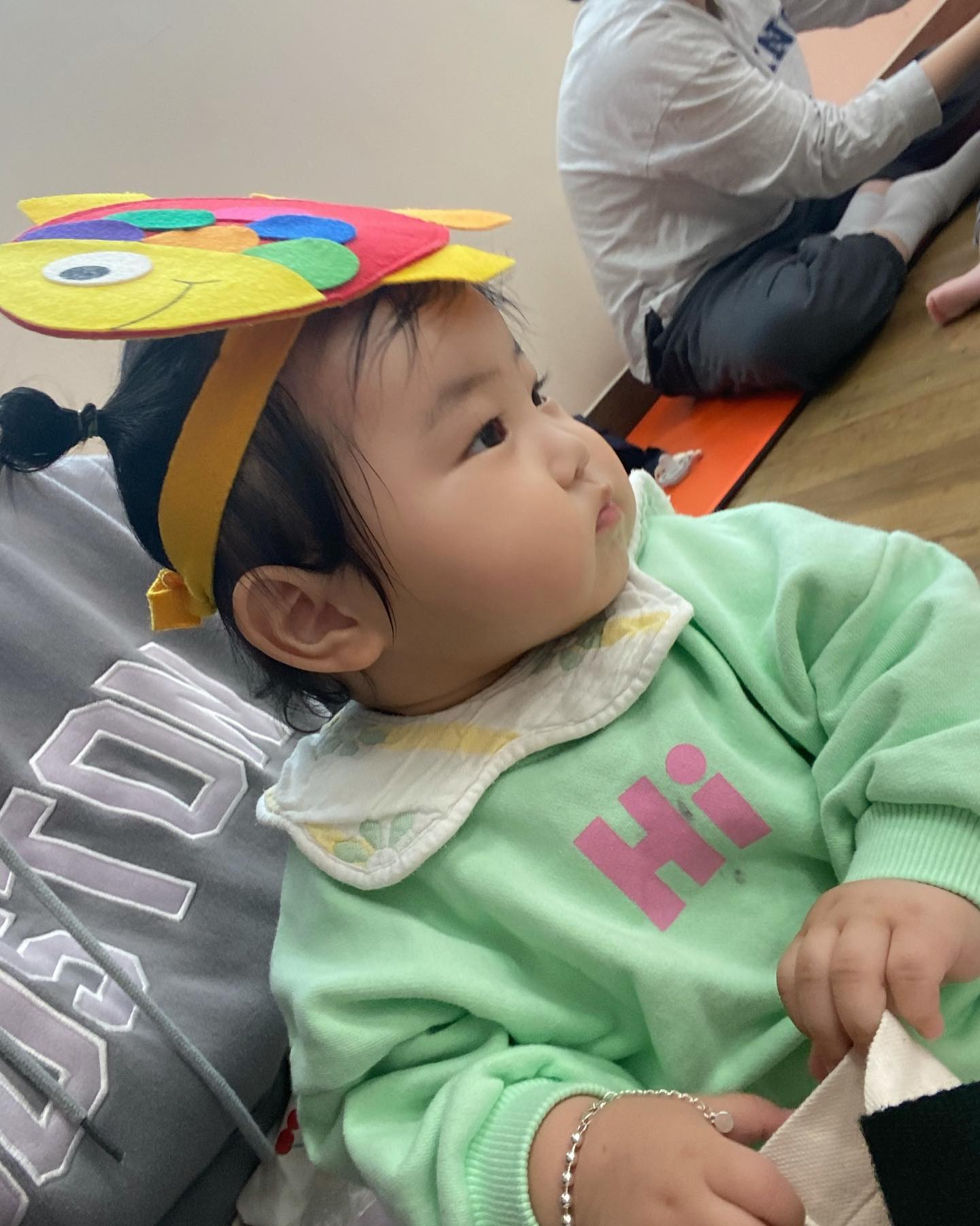 ❤️2022.11.10 생후321일 하윤공주❤️

오늘문센주제가 미꾸라지라서 저번주부터 사실 기대하고 갔는데 내가 기대했던 모습은 무서워서 울고불고 나한테 안기고 매달리는 모습인데 너는 왜 아무도 안에까지 안들어가는데 혼자 들어가고..수업시작부터 너무 열정적이라 계속 선생님앞에가서 앉아서 박수치고 궁딩이 들썩이고..미꾸라지 잡아서 입어넣고 친구한테 주고 이렇게 좋아하고 잘할줄 몰랐다 먹는거 아니라서 🤣 잡으러 다니느라 엄마가 더 힘든 문센 처음엔 엄마무릎에만 앉아있던 하윤이였는데 어느새 가장 적극적이고 활발한 아이가 되었는지.. 선생님도 놀라심..하윤이가 이렇게 활발한지 몰랐다고..^^ 저두요 선생님 ㅋㅋㅋㅋㅋㅋㅋㅋ문센 가기전에 분명 졸려했는데 도착하니까 잠이 다 깨서 신나게 놀고 끝나자마자 취침 요새 잠깐 안보면 무조건 사고치는 사고뭉치지만 제일 귀엽고 예쁘기도 함 내새끼 아프지않고 건강하게 잘먹고 잘자고 잘자라줘서 고마워 엄마아빠가 많이많이 사랑해 엄마아빠의 전부 하윤이 🫶