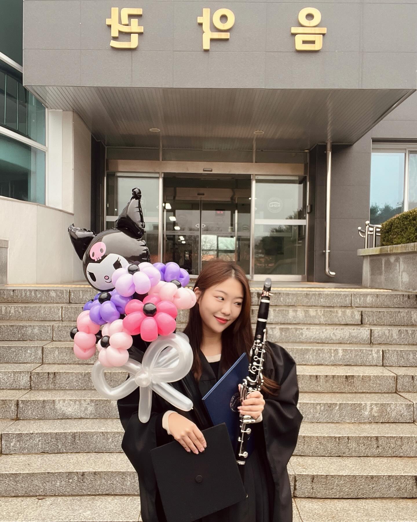 내동생이 여기 입구를 보면서
17살부터 대학원까지 음악하면서 쓴돈이 얼마냐고…🤣🖤🎓