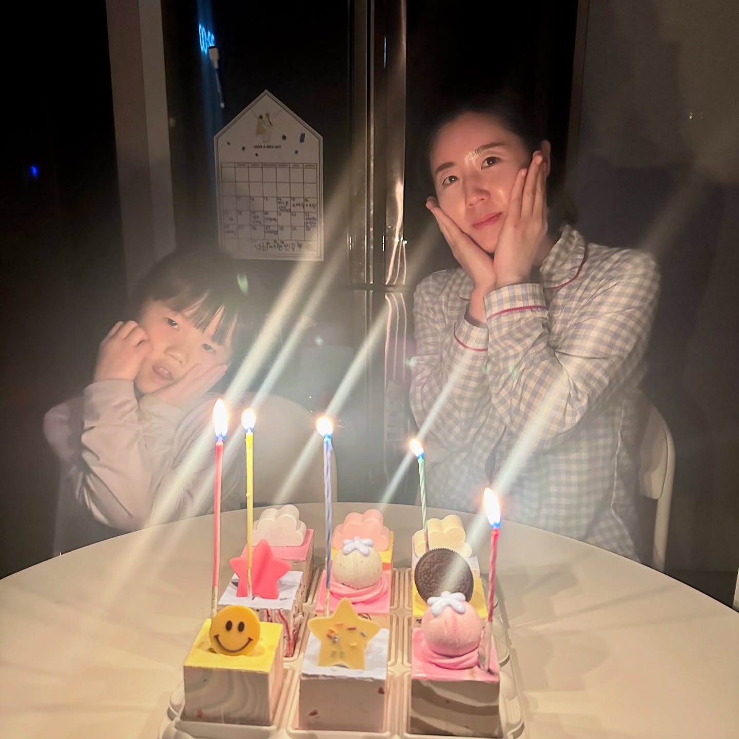 🎁
#20241124

가족들과 생일 케이크 초 불기💛
안할려고 했는데 이서현이 초 불어야한다고~
그래도 케이크 하니깐 기분 좋네 💕

#생일#이씨들사랑해#더행복하자