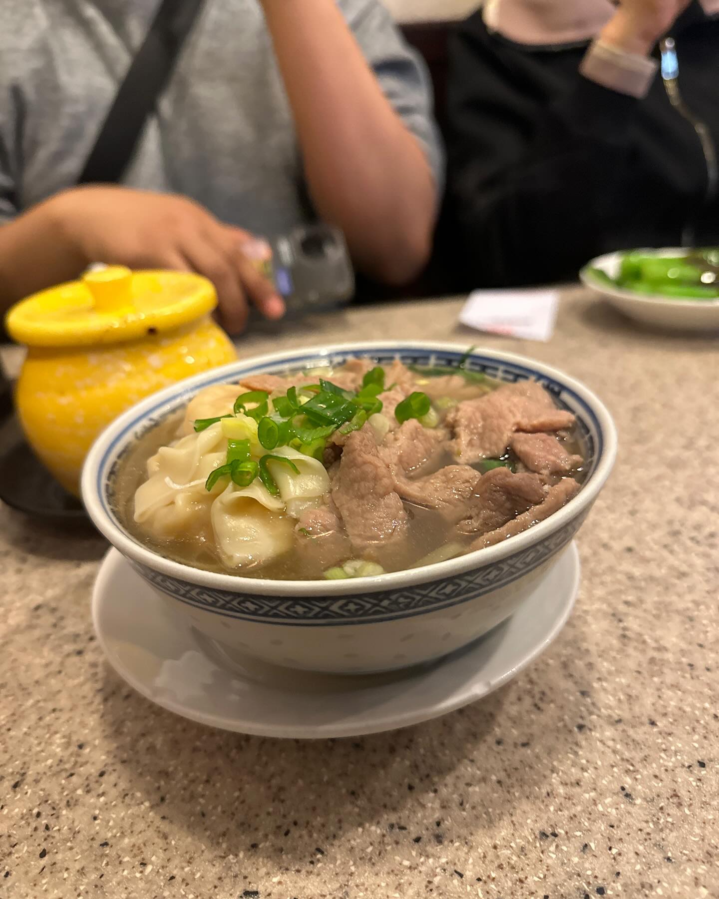 😲 홍콩섬에서 꼭 먹어봐야할 누드 맛집 🍜

홍콩섬 미드레벨에 있는 유명 맛집!
너무나도 유명하고 TV예능에 많이 나온 후 줄 서는 곳!

미드레벨 에스컬레이터 부근에 있는 #침차이키 
사양관광객 뿐이 아니라 대만, 한국인이 많이 찾아옵니다.

그만큼 널리 알려지고 미슐랭 누들맛집이어서 줄서는 맛집이에요.
저는 두가지 토핑 (샤오마이+소고기) 완탕면을 시켰는데요⁉️

합석한 한국인가족분들은 호불호가 갈리다보니 남겼더라구요.
저에게는 완탕면 너무나도 맛있게 먹고 국물은 다 먹고싶었지만

빨리 자리비워야 할것 같아서..
그외에 #완탕면🍜  기본 1가지 토핑도 선택할 수 있어요.

국물이 느끼하다면 고추기름과 간장, 식초 간에 맞춰 넣어드시면 👍
완탕면 좋아하는 사람 빨리 #홍콩 #미드레벨에스컬레이터  쪽으로..🏃

〰️

📍위치 : 98 Wellington St, Central, 홍콩
 🕡 영업시간 : 월요일~일요일 11:00 ~ 22:00
💲가격 

기본 완탕면 40HKD 달러
피쉬 볼 면  40HKD 달러
소고기 완탕면 40HKD 달러
두가지 토핑 (소고기+새우완자 샤오마이) 완탕면 50HKD

‼️ 알림

호불호가 갈릴수 있어요. 
음식은 빨리 나와서 기다릴 필요 없어요.
현금 보다는 옥토퍼스 교통카드로 편리하게 결제하세요.

〰️

상세정보는 블로그에도 나와 있어욬  일본과 해외 국내여행정보 소개는 namkun_travel 팔로우 하고 컨텐츠 보러오세요.🤣
