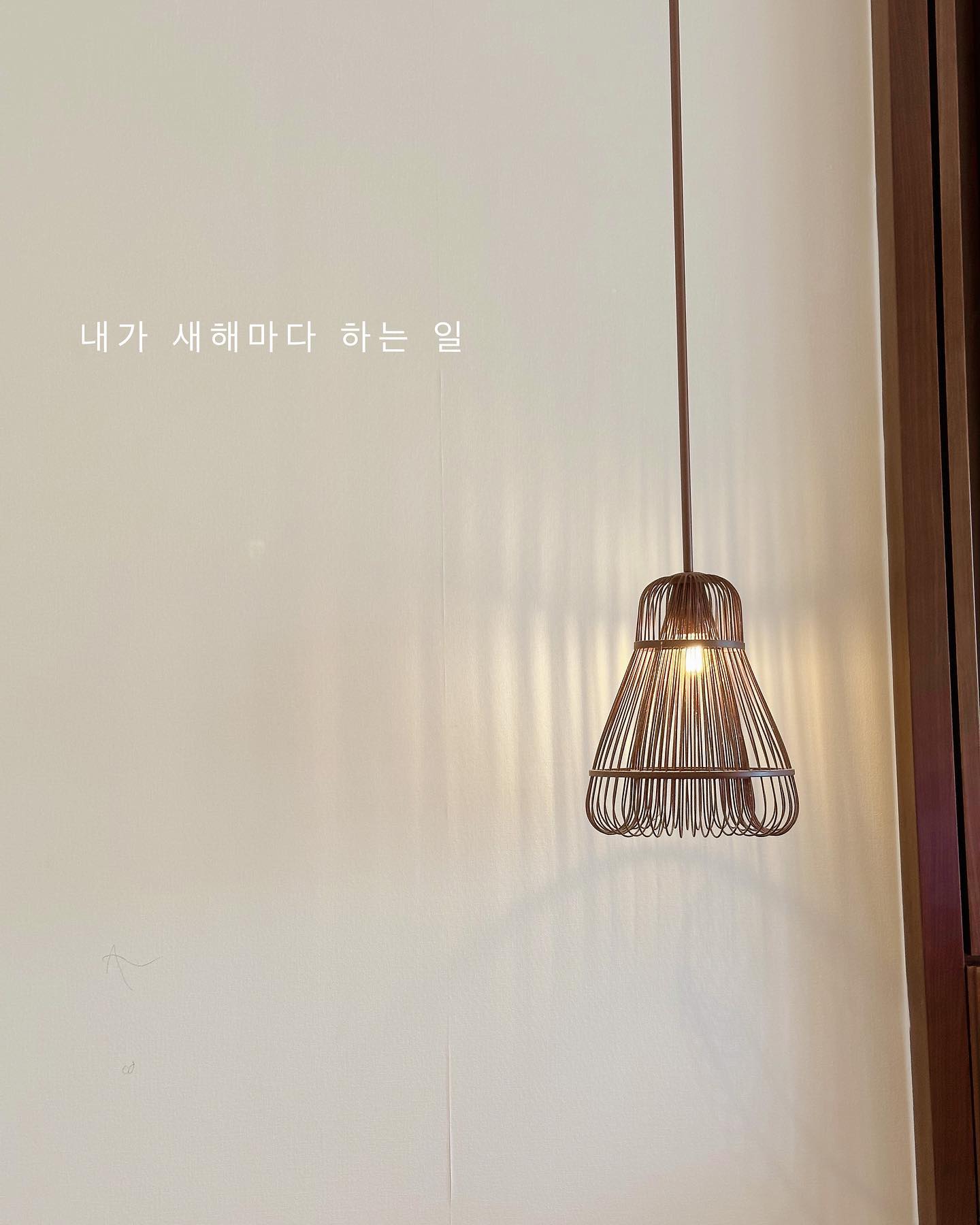#협찬

천주교 모태신앙인 제가 새해마다 하는 일은
사주 보러 가기에요 ㅎㅎㅎ
절대적으로 믿진 않지만 좋은 소리 들으면 기분 좋아지고
안 좋다는 거 조심해서 나쁠 거 없다라는 마인든데
저희 남편은 이런 저를 가자미눈으로 째려보며 
탐탁지 않아 한다지요

그런 가자미를 데리고 갑진년 저의 점사를 보기 위해 
장항동에 위치한 작가신당님께 찾아갔어요

다른 곳들은 궁금한 게 무엇인지 왜 왔는지 
먼저 저에게 물으시던데 
작가신당님은 먼저 저에 대해서 쭉 읊어주신 뒤 
질문을 받으시더라고요
이때부터 신뢰감 상승

가만히 듣고 있던 가자미 언제부턴가 자기 질문도 하더라고요
참놔🤨

상담을 마치고 나오자마자 가자민
여긴 진짜인 거 같다며 아주 만족해했다지요
또 궁금한 거 생기면 자기가 연락드릴꺼라며 ㅎㅎ

짧지 않은 시간 동안 속시원히 대답을 너무 잘 해주셔서
가벼운 마음으로 돌아올 수 있었어요
좋은 소리만 해주시지 않고 팩폭도 해주시면서 
너무 귀하고 감사한시간이였습니다

예은아 너 공부머리 없는 거 걸렸다 

내일부터 설 연휴네요
모두 모두 행복한 설 명절 보내시고
저 갑진년 운세 아주아주 좋답니다 
같이 좋은 기운 나눠요❤

#일산 #일산점집 #일산신점 #신점 #점집 #고양신점 #고양점집 #작가신당 #용한점집 #용한점집추천