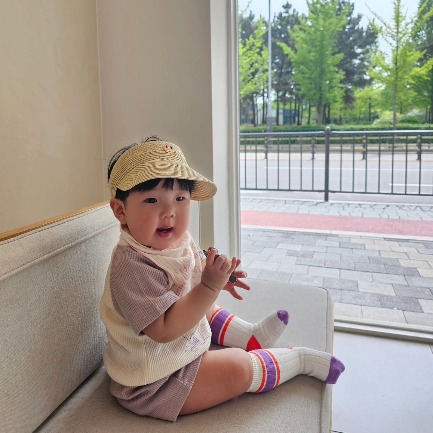 .
비슷하지만 다 다른사진📸

울 아덜 아기의자 없이도 의젓하게 잘 앉아있어줘서
같이 카페 다닐 맛 나는구먼〰️
하랑이 나오기 전까지 더 열심히 쏘다니잣🫶
