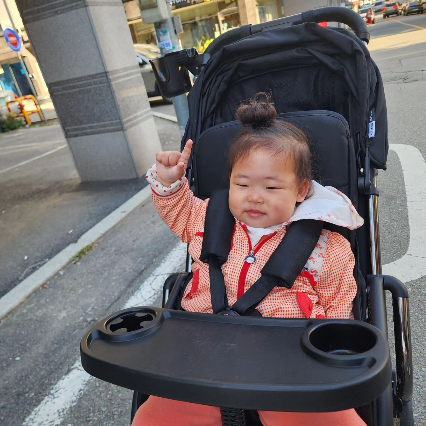 D+604💕💕
오늘은 슬아 얼집등원 2일차~
교실 들어가기까지 조금 힘들엇지만
그래도 잘놀앗다고한다
슬아 어린이집 끝나고 
생애처음으로 핑크뮬리 보고왓지요~
슬아도 처음 엄마도 처음~
슬아랑 같이가서 너무나도 좋았는데..
슬아랑 같이 사진찍기 넘나 힘든것 ㅋㅋ
언제쯤 울애기랑 같이 사진찍는게 수월해질지.. 그날이 얼른왓으면 좋겠다
울애기 오늘도 노느라 수고했고 
아프지말고 엄마랑 행복하자~💕💕
#흑호랑이띠딸 #핑크뮬리🌸 #어린이집등원2일차 #적응잘하자❤️ 
#엄마가사랑해❤️ #행복하자우리💕