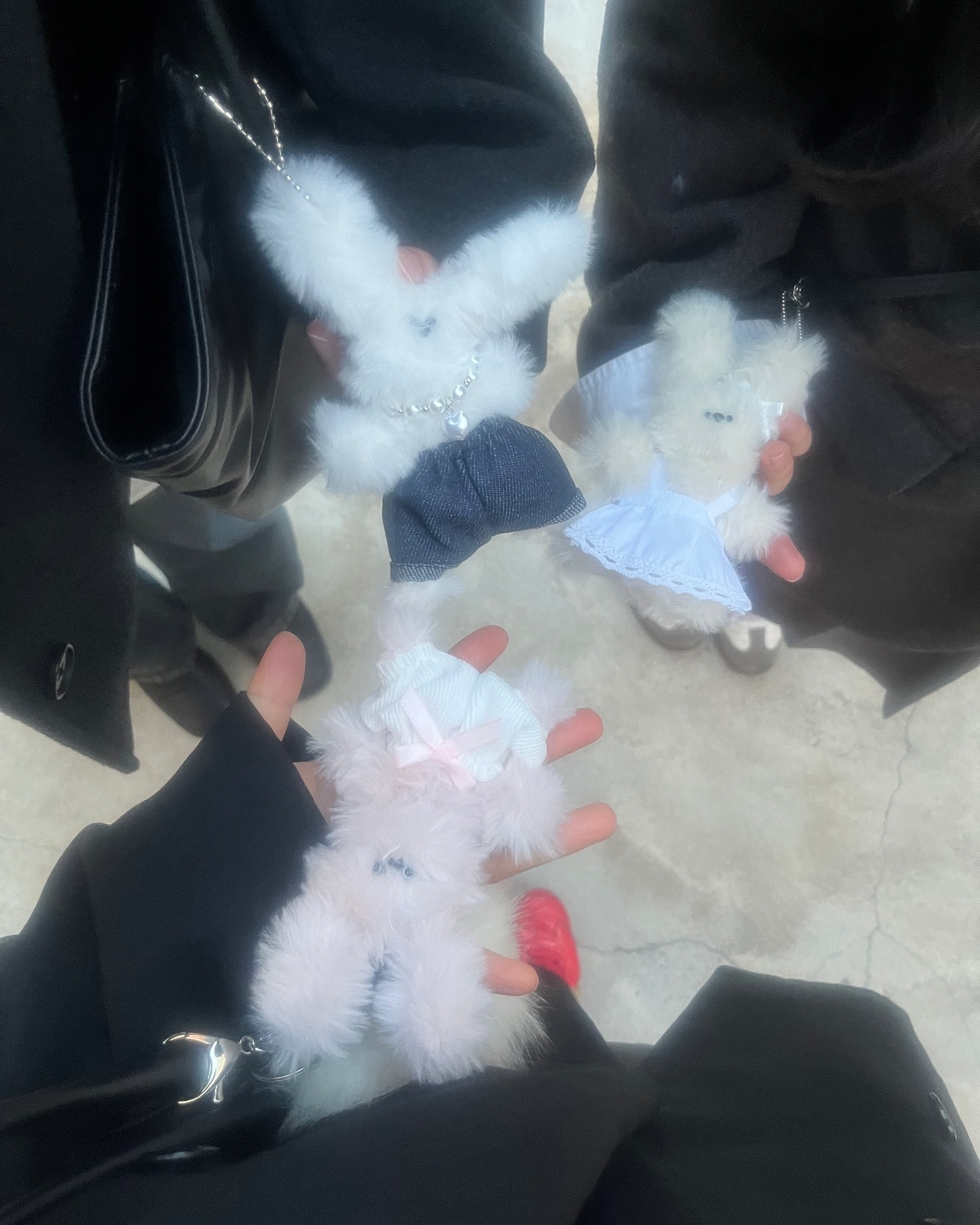 주니가 만들어온 인형을 손재스타일로 찍은 서영시 취업전 마지막 모임사진

공여모 없이 사는거.. 그거 어케하는건데…………
서영시 잘가…지마… 잘…가……지마………………