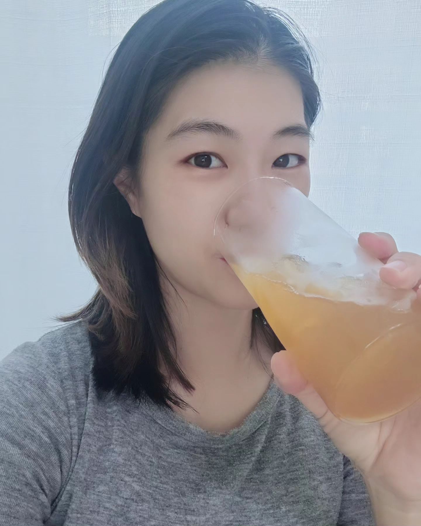 먹는걸 너~무 좋아해서
입으로만 다이어트하는 저요~~🙋‍♀️

다이어트는 식단이 80%라는데..
절대절대 식단 못하는 스타일😅

그래서 붓기라도 급히 빼보자 싶어서
5일 에이드 클렌즈를 먹은지 3일째

일단 너무 맛있어서 집에서도
카페놀이 하면서 분위기 내기에 좋아요👍

요즘 모로오렌지 효과가 유명해서
속는샘 치고 먹었는데 확실히
며칠만에 몸이 가벼워 졌어요😆

올챙이배랑 헤어질 수 있을 것 같아요ㅎㅎ

#모로오렌지 #다이어트음료 #주말일상
#5일에이드클렌즈 #급다이어트 #자유다방