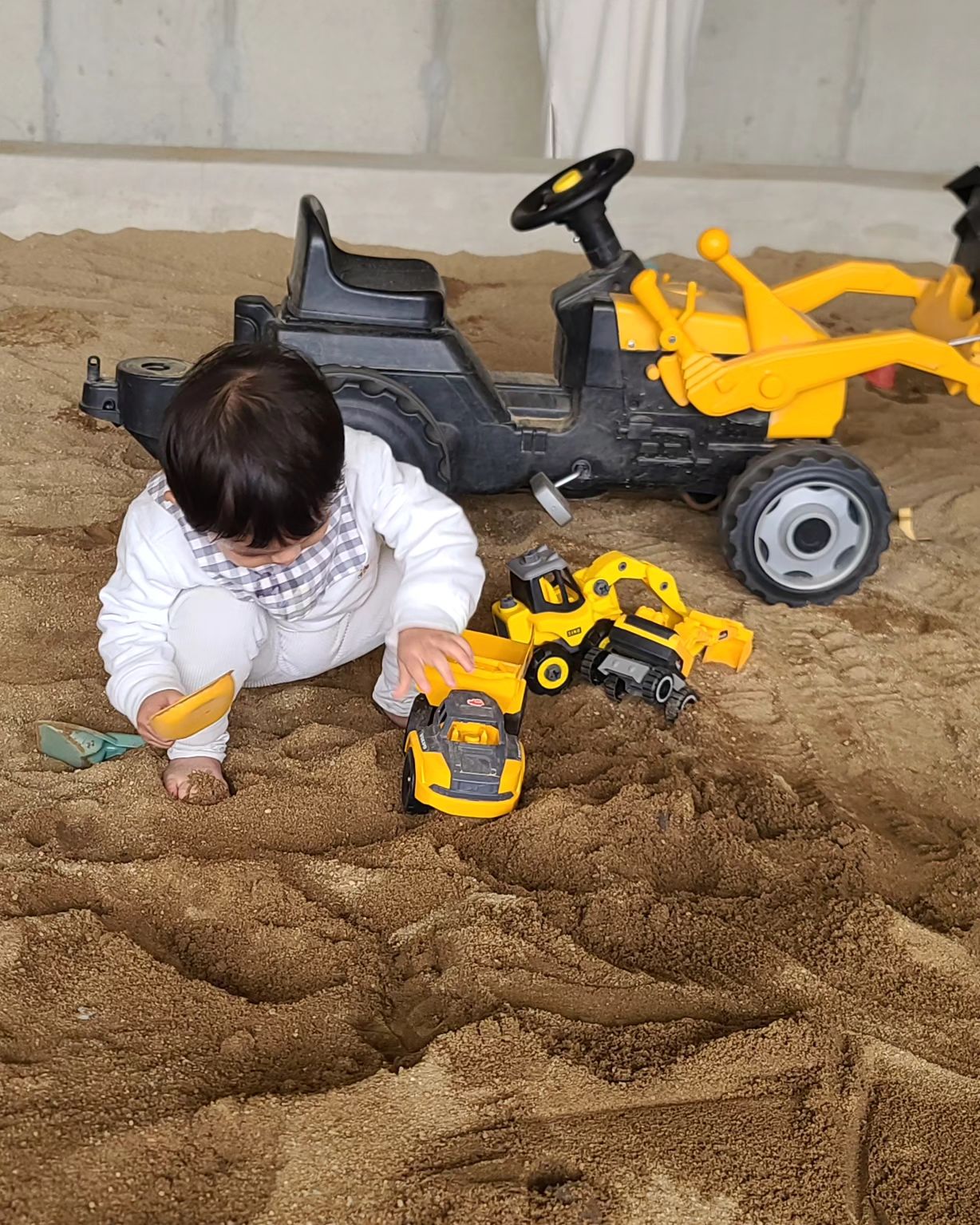 물감놀이 했으니 모래놀이 데려옴
근데.. 모래놀이 할 줄 알았으면 우리도 장난감 챙겨 갔을텐데
로건이가 가지고 노는 덤프트럭 뺏어가길래
갖고노는거 그냥 뺐어가면 안돼는데 했더니
아이 아빠가 그집 애 장난감이라고 했다. 띠로리
깜놀해서 미안하다며 얼른 뺐어서 주고 아이한테 사과도 여러번 ...
애들 막돌아다니는 곳에 널부러져 있어서 그아이것인줄 몰랐다는ㅠ

오라고 한적 없는데
3주째 가는 시댁ㅋㅋㅋㅋ
킥보드 태우고 저녁 맛있게 먹고
나 강의도 다 듣고 옴
애들은 차에서 기절!

#원투27개월