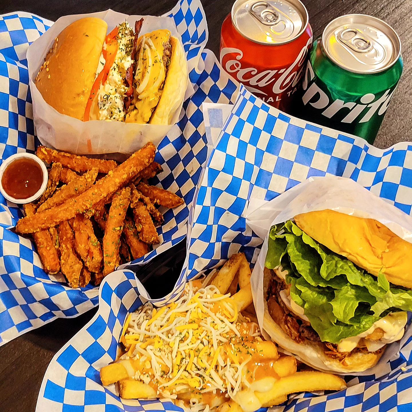 #협찬 감탄 연발 수제버거!!🍔🍔

푹 반해버린 김해 삼계동 버거 맛집
👉안티소셜버거클럽 김해점👈에 다녀왔어요

헤비스노우버거, 쉬림프버거 주문했구요~
사이드는 스위트갈릭프라이, 고구마프라이
음료는 콜라&사이다로 골라봤어요.

비쥬얼 실화😱?! 어찌나 먹음직스럽던지..🥰
두께가 상당했구요,  새우와 100% 소고기패티 등 속재료 엄청 푸짐하니 완전 꽉 차있었어요...
 
식재료 신선함 말모말모ㅋ
감튀도 바삭하니 먹음직 스러워서 제대로 즐겼죠~🍟👍

맛있는 수제버거 맛보는 순간에는
입을 최대한 크게 벌려 흡입하기....ㅋㅋ😝😋
먹는내내 감탄연발♡ 
엄청 든든하기까지 하더라고요...ㅎㅎㅎ

출출할땐 수제버거로 충전 어떨까요⁉️
친절한 사장님~ 분위기 좋은 음악이 흘러나오는
안티쇼셜버거클럽 김해점에서 푸짐하게 즐겨보세요♥

#안티소셜버거클럽김해점
📍김해시 해반천로144번길 4 정동빌딩 1층 102호
⏰️월~일 10:00-22:00
☎️0507-1446-1430

#안티소셜버거클럽 #김해맛집 #삼계동맛집 #김해삼계동맛집 #김해수제버거 #삼계동수제버거 #김해햄버거 #삼계맛집 #김해삼계맛집 #김해데이트 #맛스타그램 #jmt #허브향기처럼