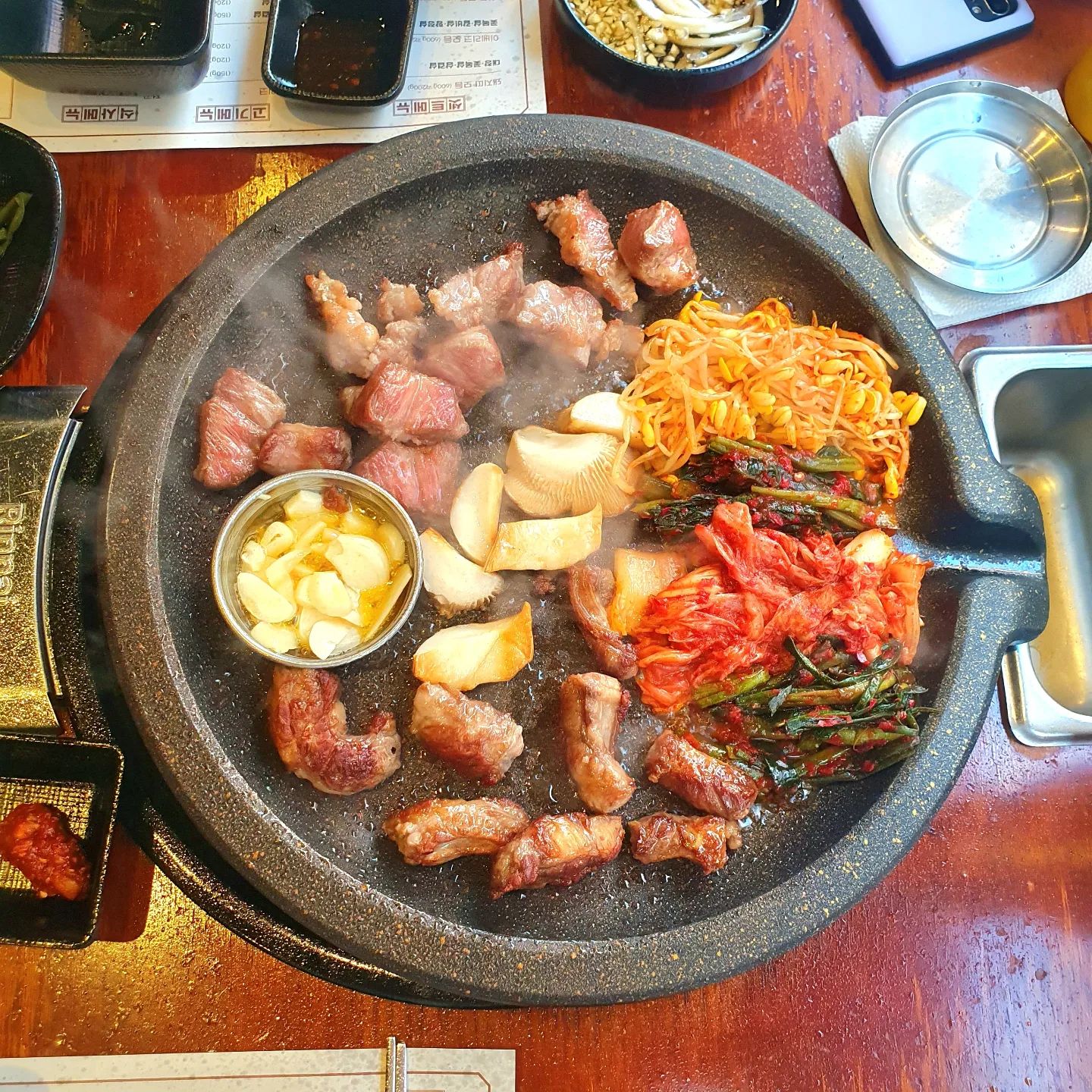 평택 비전동 돼지띠
평택 소사벌맛집 이베리코,삼겹살,한우대창맛집

📌주소 :
경기 평택시 비전5로 20-51 107~109호

📌영업시간 :
월~토 16:00 - 05:00 / 일 16:00 - 03:00 

📌주차 : 
건물 지하 주차장

[주문메뉴]
이베리코 꽃목살(150g) 14,000원
이베리코 갈비살(150g) 14,000원
물냉면 6,000원
된장찌개 3,000원
볶음밥 3,000원
공기밥 1000원 2개

평택 소사벌맛집 많은거 아시죠?
이사온지 얼마 안된터라 이리저리 맛집 찾아다니는데
오늘 가격도 좋고 맛도 좋은 이베리코, 삼겹살 맛집을 발견했어요.

매장 굉장히 넓고 인테리어 멋지고 깔끔해요. 
이베리코, 한돈, 소, 듀록, 대창, 식사메뉴까지 다양하게 있어서 너무 좋아요.
저는 숙성된 이베리코를 좋아해서 꽃목살과 갈비살을 주문했답니다. 
딸의 최애인 물냉면, 밥 없이는 못사는 저는 된장찌개 ㅋㅋㅋ
아주 푸짐하게 주문하니 바로바로 나왔어요. 
소금, 양파장, 빨간고기소스, 와사비, 구운김치, 재래기,
깻잎상추, 갈치솔젓, 명이나물, 무채까지 
자신만의 스타일대로 다양하게 먹을수 있어 너무 좋았어요! 

전문가의 솜씨로 너무나 맛있게 구워주시는데....
대박!!! 진짜 너무 맛있었네요. 
특히 갈비살~ 양파장에 콕 찍어 먹는데 맛이 미쳤어요!!!
이베리코 원래 맛있는건 아는데...
이 집 찐맛집 맞아요! 고기질이 제대로 실합니다. 
갓가지 소스와 김치에 곁들여 먹었는데... 아놔~ 진짜 다 맛나요!

냉면과 된장찌개도 너무 맛있어서 싹싹 맛있게 다 비웠어요. 
1인 1공기밥으로 싹싹 비웠어요!

볶음밥이 맛있다는 소문이 있어서 
배부른데도 또 주문해봅니다. ㅎㅎㅎ
배부른데도 엄청 맛난거면 말 다했죠?
너~~~무 맛있어요!
볶음밥도 싹싹 비웠어요. ㅎㅎㅎ

원래 고기맛집인지라 워낙 유명한 곳이고 손님들도 꽉꽉 차 있어요.^^
가성비까지 좋아 더 유명한 것 같아요. 
매장이 넓어서 회식하기에도 좋겠더라고요!
꼭 가보세요. 찐 맛집이예요!^^ 

#추천맛집 #맛스타그램 #맛집여행 #일상스타그램
#돼지띠 #평택고기집 #평택소사벌맛집 #평택소사벌고기집
#비전동맛집 #비전동회식장소 #소사벌회식장소 #삼겹살