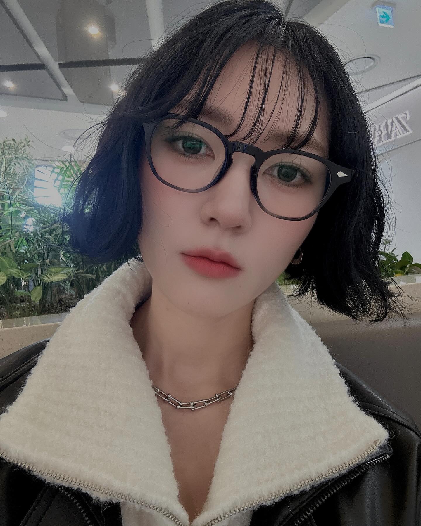 #협찬 
🏷️베이비드래곤 babydragoneyewear 
‘아세테이트 빈티지 뿔테 안경’👓
⠀
시력이 나쁜편은 아니지만 핸드폰을 많이 하다보니
블루라이트 차단되는 안경을 가끔 착용했었는데
베이비드래곤 안경은 시력뿐만 아니라 패션용으로 착용해도 
너무 예쁘고 과하지 않은 디자인이라 어떤룩에도 찰떡이에요◡̈ 
가볍고 착용감이 너무 편해서 손이 많이 갈거같아요♥ 
⠀
⠀
⠀
⠀
⠀
⠀
⠀
#베이비드래곤 #babydragon #블루라이트차단안경 #안경 #안경테 #선글라스 #안경추천 
⠀