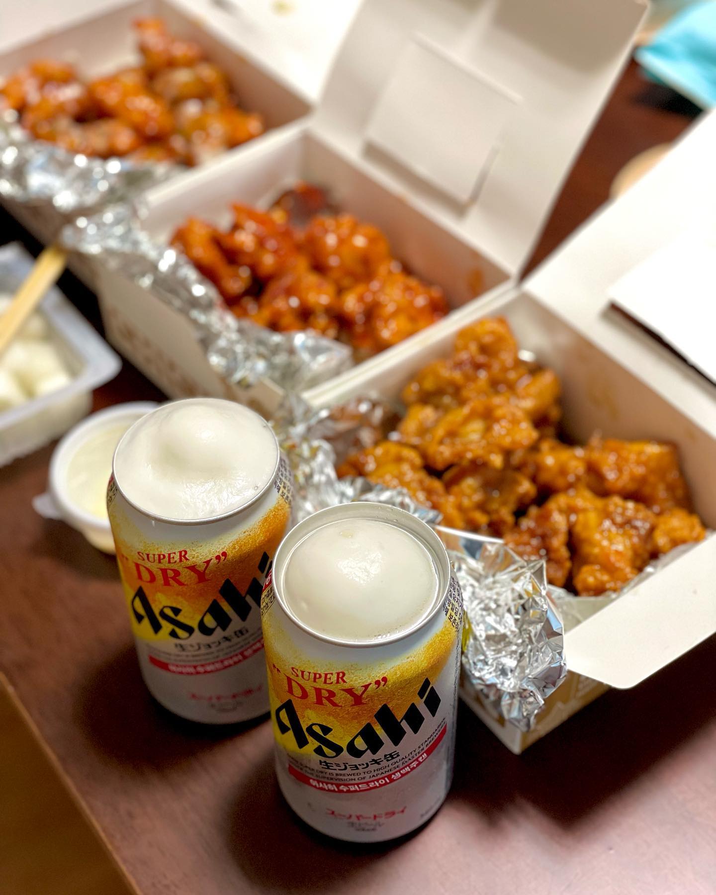 아사히 맥주 대란에 저도 슬쩍 합류해봅니다🍻

구하기 힘들다던 아사히 수퍼드라이 생맥주
선물 받은 아사히로 맛 볼 수 있었어요

시원하게 냉장고에 두었다가 뚜껑 따면 거품이 스르륵 올라오는게 보면 볼수록 너무 신기하더라구요
맛이 특별하진않지만 경험하는 재미가 쏠쏠

치킨에 맥주는 환상의 조합이잖아요
모두 맛있는 치맥으로 하루 마무리🍗🍻