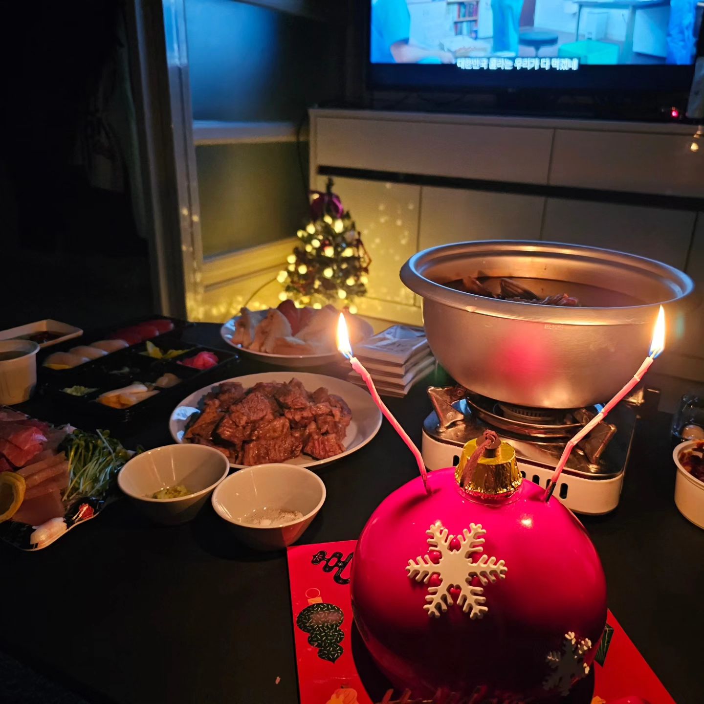 최근 몇년간 크리스마스땐 여행을 다녔는데 올해는 홈파티로🥳
홈파티를 빛내주신 음식들 _ 파리바게트 클스마스케이크 부산집해물탕 남포동대림참치 마트표소고기스테이크 배민표 해삼낙지 트레이더스와인2병+새로4병 등등등