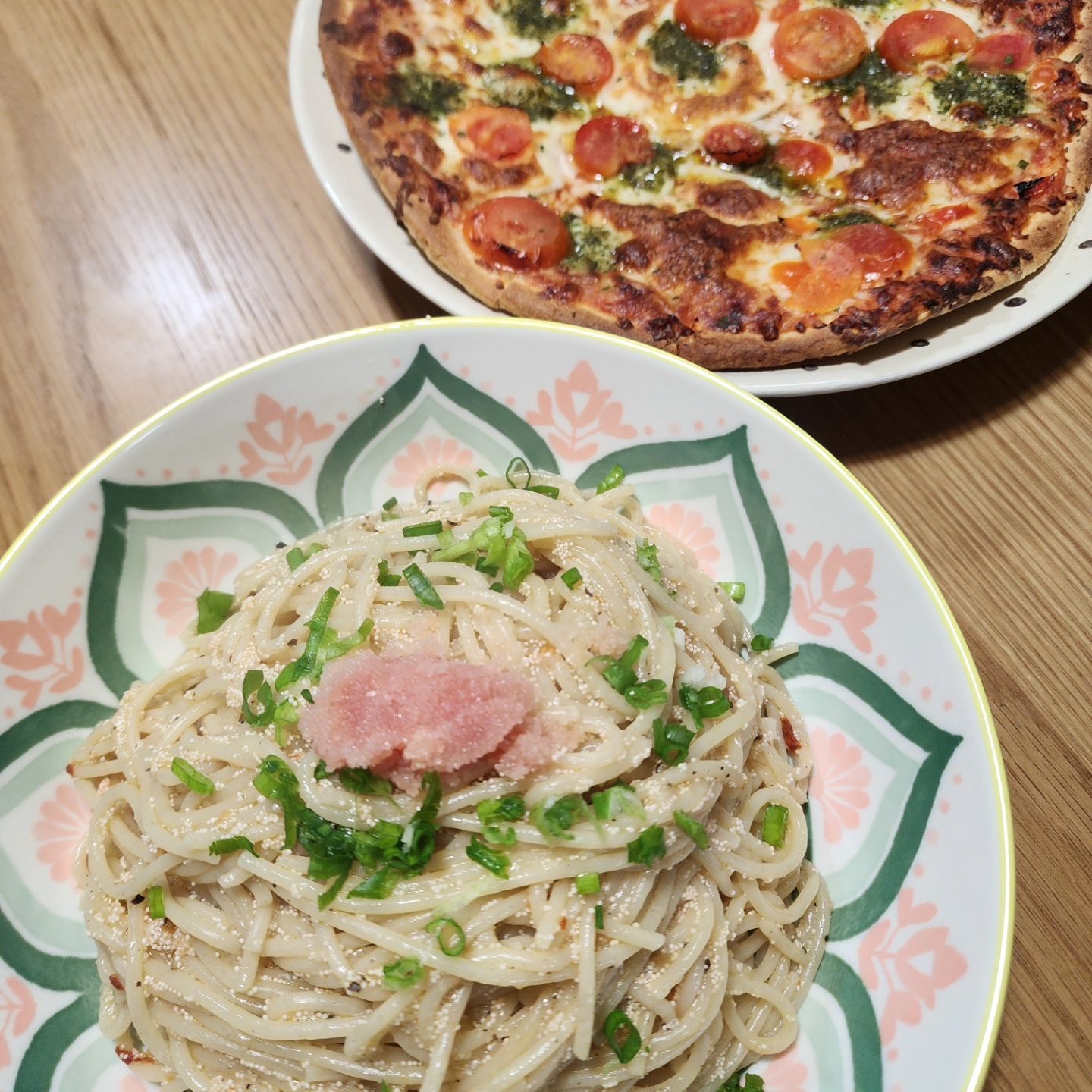 #우리집🏠 
#저녁밥상🍴 

오늘은 처음 시도한
#명란파스타만들기 🍝

명란을 좋아하지 않지만
#한번만들어보고싶었음

올리브오일에 다진마늘(통마늘없어서;;)
페페론치노 다져넣고 볶다 파스타면 넣고
마지막에 후추톡! 명란넣고 쪽파로 마무리

생각보다 매콤하게 만들어져 아이들에겐
#매운파스타 였지만 나는 #맛있게먹었다

파스타에 에프에 #피자까지 돌려서
나름 레스토랑부럽지않았던 #저녁밥

처음 만든거치고는 신랑도 괜찮다함😊
다음번엔 덜맵게 크림소스 넣어 만들까보다

#요리좋아하는여자 #집밥메뉴🍚
