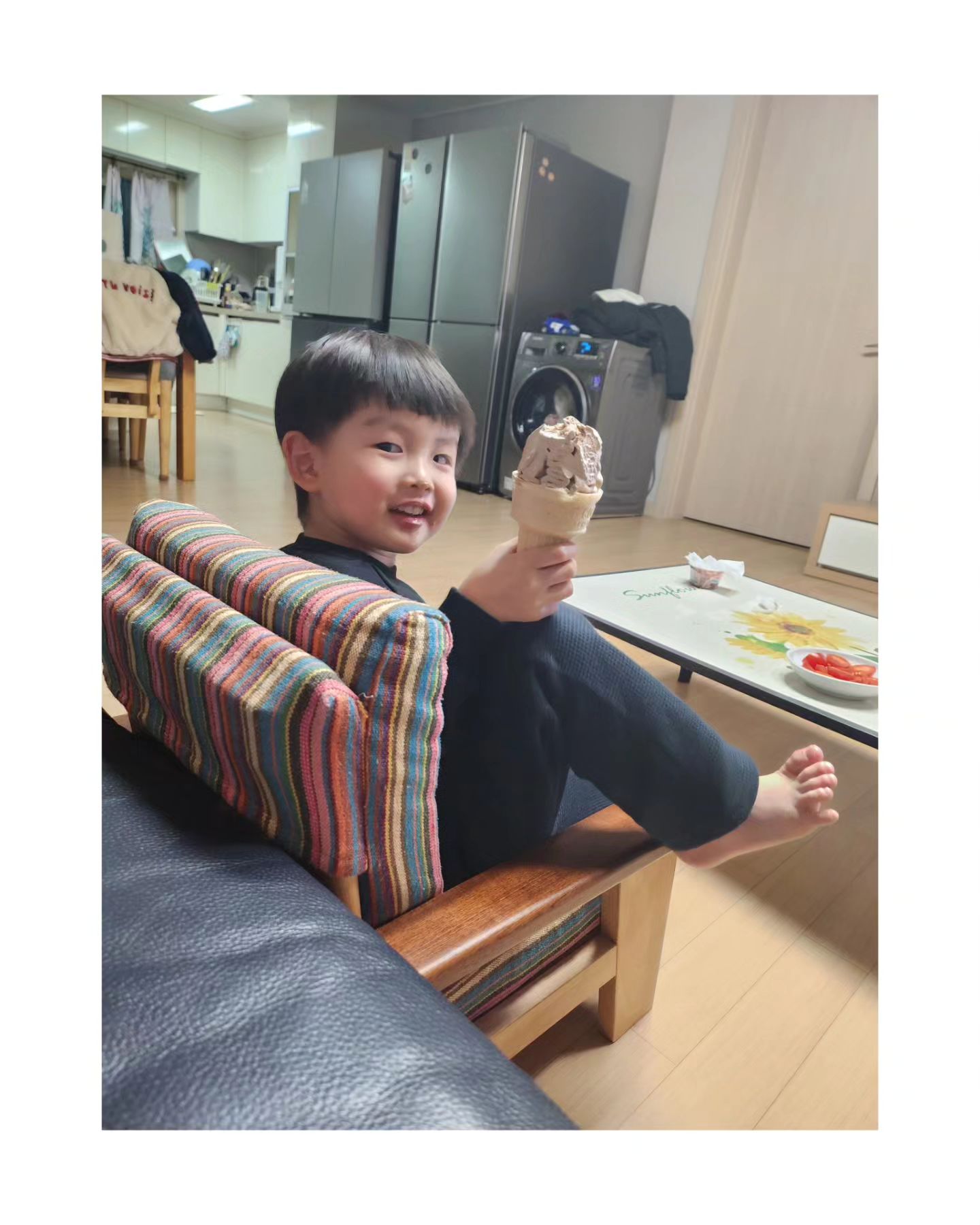 오~~~~~~~랜 만에 고모집
3개월?3개월반?만에 고모집 완!전!신남
그만큼 컸고 말도 더!!!!안들음 ㅋㅋㅋㅋㅋ ;;;
할머니집가서 1차 고기에 밥 뚝딱 먹고
오늘길에 먹고싶은건 또 왤케 많은지 ㅋㅋㅋ
빵빠레 초코맛,구슬아이스크림,토마토...
사러들어가더니 아이스크림 냉장고에 그려져있는
설레임추가 피자추가 마이쮸 포도,딸기,사과맛 추가 ㅡㅡ^
집에와서는 구슬아이스크림 다먹고 고모!!!하고 부르길래
신나게 갔더니 발로 쓱~~밀면서 "이거 치워줘~"
"이 씨끼!! 그래...아직 모르니까...;;;"
아마...고모가 아빠보다 더 무서울텐데...ㅋㅋㅋㅋ
집에 갈때 되서는 안간다고 엄마,아빠 오지 말라하라고
난리난리 어휴...거짓말로 간신히 꼬셔서 데리고 내려감
지도 포기했는지 "엄마랑,아빠가 차타고 오겠지 뭐~ ㅋㅋㅋㅋㅋ"
또 온다는 한마디 남기고 감 
다섯시간동안 남은건 턱까지 내려온 다!크!써!클!!!!!
#조카스타그램#딸스타그램#32개월아기#중딩딸
#이쁜아기#말안들음#안들려요#에너자이저#백만돌이
#다크써클#기력딸림#중년고모#몸보신필요#하나뿐인조카
#그래도이쁨#언제까지이쁠지ㅋㅋㅋ