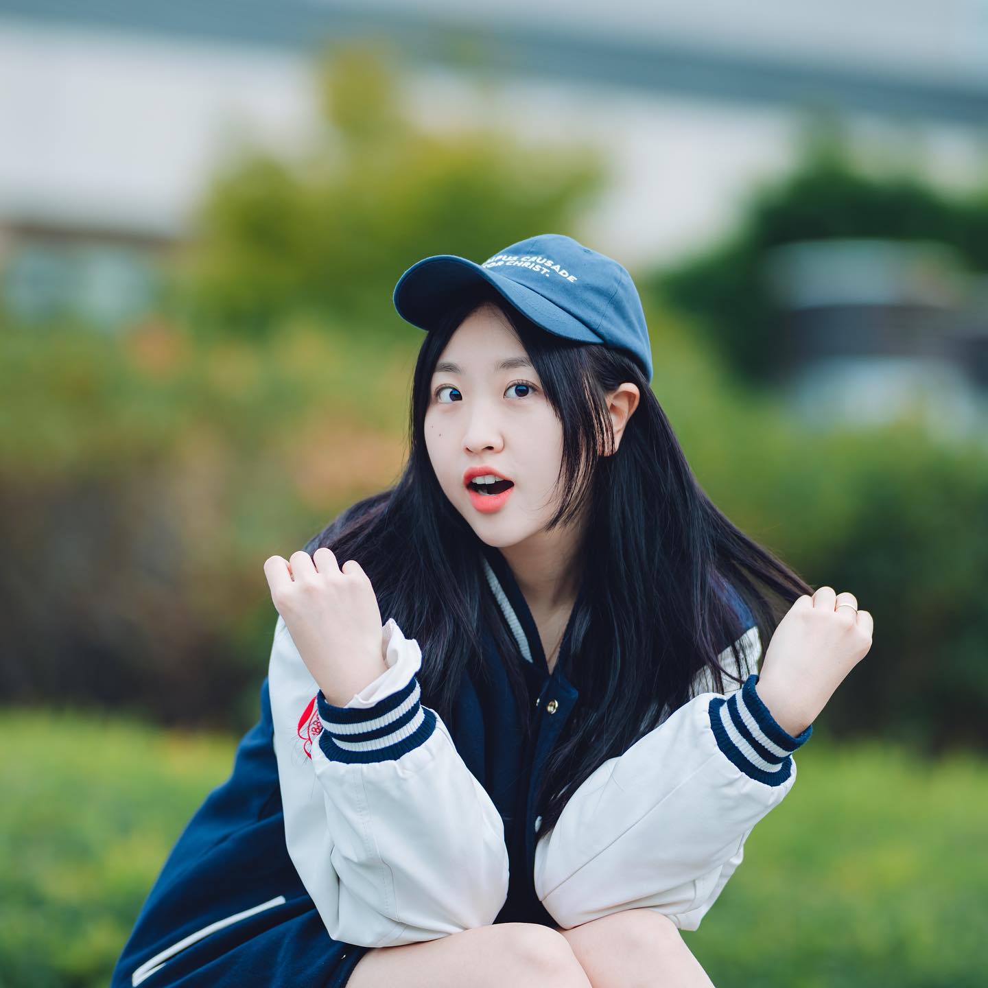 웃었다가 정색했다가 웃었다가 정색했다가 반복하는게 마치 내 신앙생활같네..^^ㅋㅎ
웃음이 도저히 안나올 때도 성령 충만 구하고 받은 줄로 믿으며~ 살아가는 나는야,
.
캠파쓰-크루쎼읻-뽈-크롸이슽~!
.
남색 모자. 요따구로 이상하게 썼어도 간지 나지? 정체성이란 그런 거니까. 보이는 것으로 다인 게 아니니까(피곤하고 졸려서 그런거니 이해바람)
.
1958shop 모자 협찬 아님.
내돈내산(아니 선물받았었나…?)
.
.
.
P. munkyo.seo 
__m.kyo