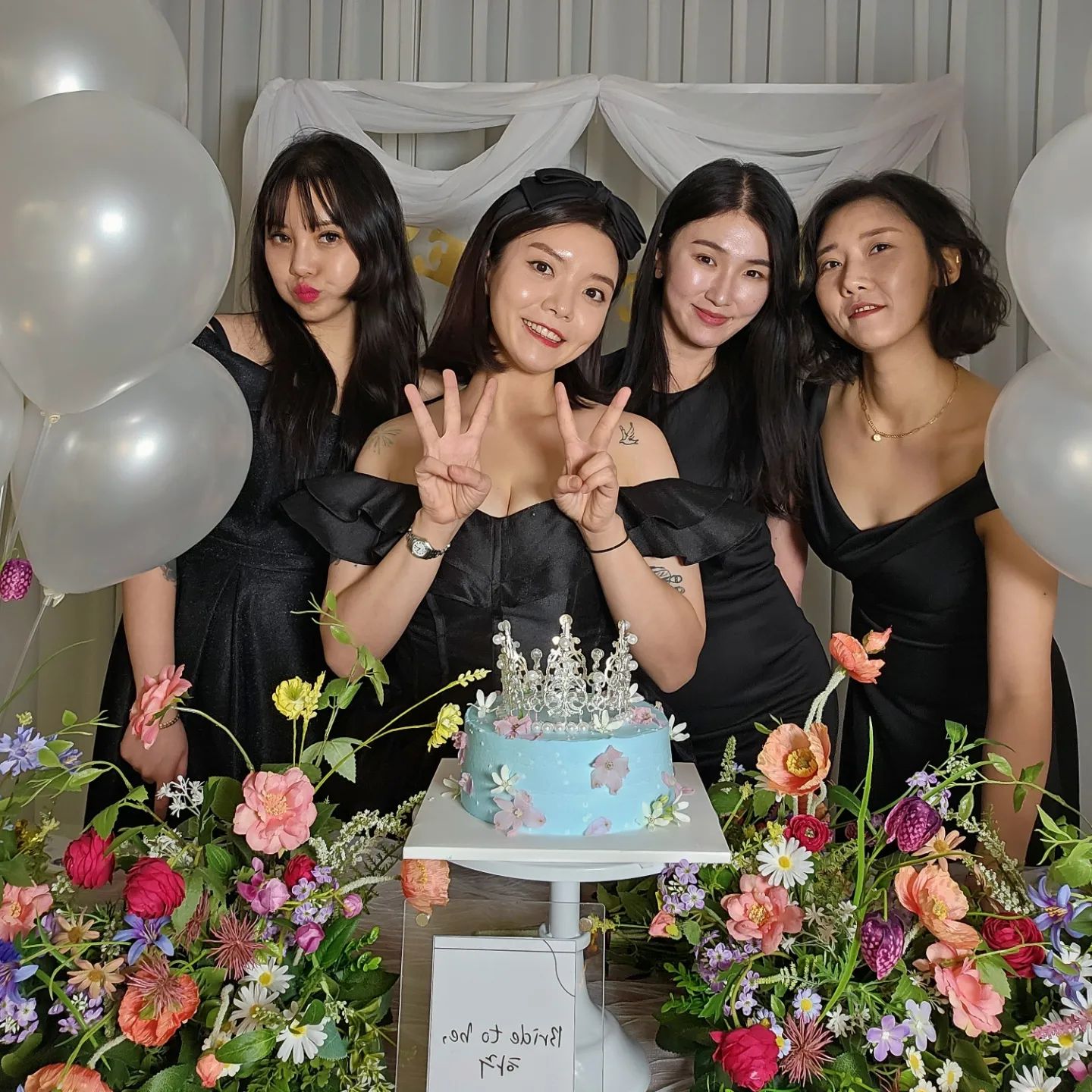 #weddingshower #bridalshower #공주들 #주뱅이들

드레스, 스튜디오, 취저케이크까지 배고픔 빼고 완벽 그잡채🌟
공주놀이 할 때 예쁘게 남기자 해놓고, 숫자 풍선 두고와서 손으로 대신한 32짤샷

길게 말해 뭐해 #loveya