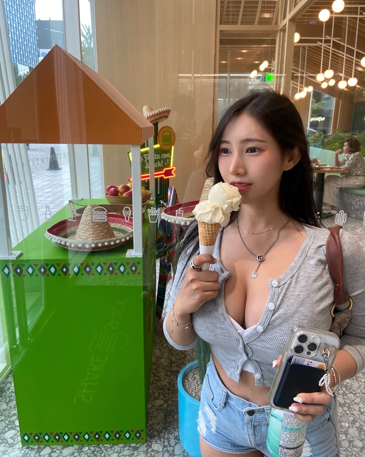 쉑쉑 너이쉑 아이스크림도 잘하네🍦

#쉑쉑버거 #아이스크림🍦 #압구정 #산책