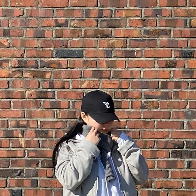 hyeona on Instagram: "#광고 @1rony9orno_official - Brand : 아이러니포르노(IRONYPORNO) - Item : 86-IRO231 [비건스웨이드] 커브드 스티치 블루종 스웨이드 자켓 / 그레이 L ◽️ 투웨이 지퍼라 다양한룩 가능 ◽