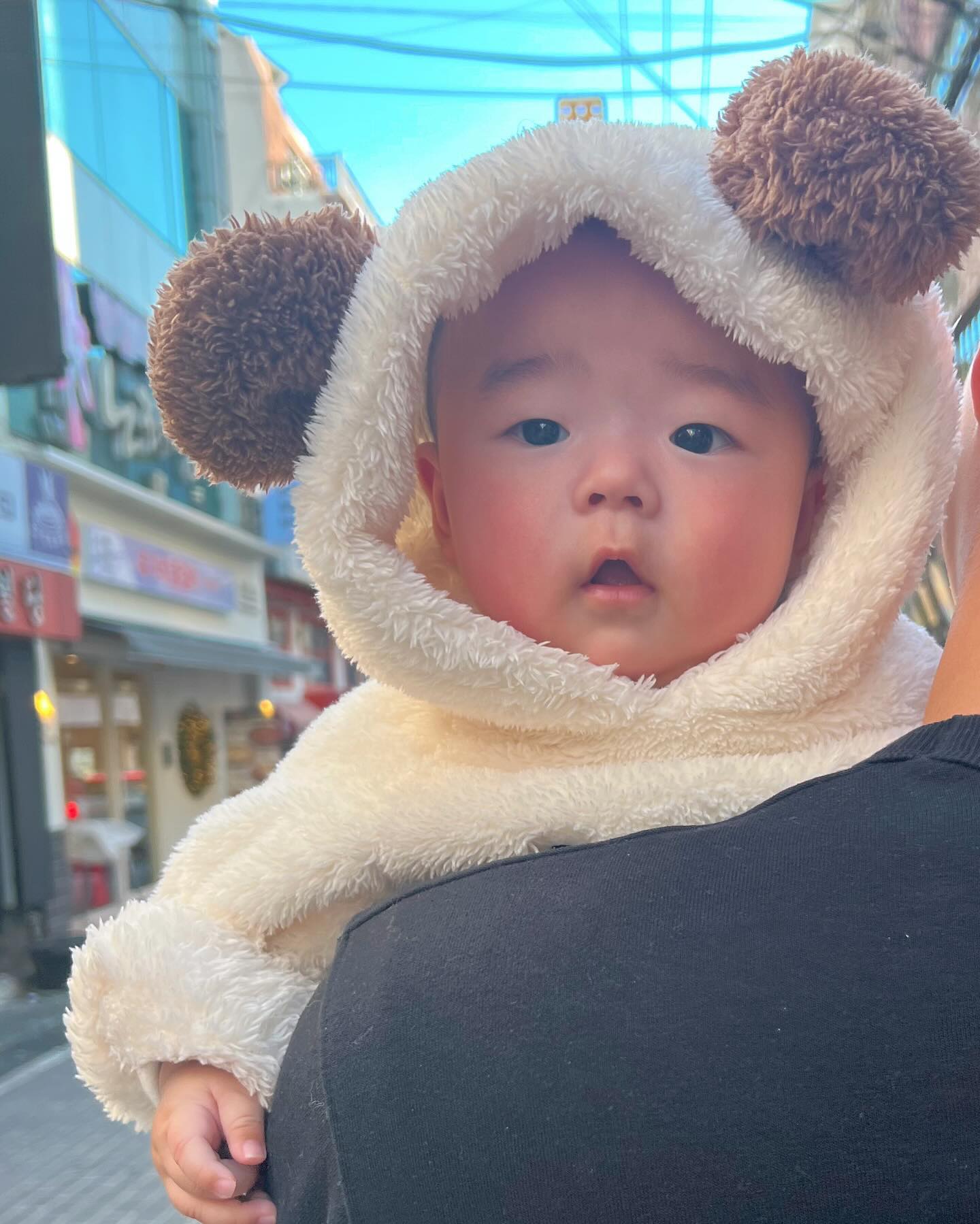 쩨미의 4갤의 변화들!❤️👶🏻

4개월 우리 제민이는! 이제 고개를 이리저리 자기 마음대로 움직이고 완전히 가눌 수 있게 됐다!

목을 잘 움직이니! 제민이의 눈은 더 바빠졌다! 이리저리! 신기한 세상🙄👀

잇몸이 가려운지 자꾸 아랫입술을 빨기 시작했다!
눈에 보이는 장난감은 모두 입으로…허허🤦🏻‍♀️

벌써 이 나려는 거 아니지? ….🦷

원래 썼던 모자가 작아졌다!
이제 너무 꽉 끼여서ㅋㅋㅋㅋㅋ찐빵같다ㅋㅋㅋㅋㅋㅋ
머리가 답답해 보이는군……🫣

그리고 제일 큰 변화는!

낮잠을 등대고 잔다!!! 드디어어어!🎉👏🏻🎊
항상 안고 잤는데ㅠㅠ(팔 뿌셔지는줄…)
드디어 혼자 누워서 잘수있게됐다!!행복ㅠㅠ😍😍

등대고 자면 아직 오래 못 자긴 하지만!
등대고 자는 게 어디람ㅎㅎ❤️

성장하는 우리 아들 최고야!!!🥰❤️

사랑해❤️

앞으로 더더더 행복하게 지내자❤️

#4개월 #4개월아기 #발달 #변화 #성장하는아기🌱 #등대고자기성공 #팔저림😂 #해방이다아‼️ #모자가작아 #찐빵 #꽉낀다😂 #사랑해 #내아들 #육아 #육아소통 #육아맘 #육아맘소통 #육아일상 #육아일기🍼 #아들맘 #아들맘소통 #일상 #일상소통 #일상행복