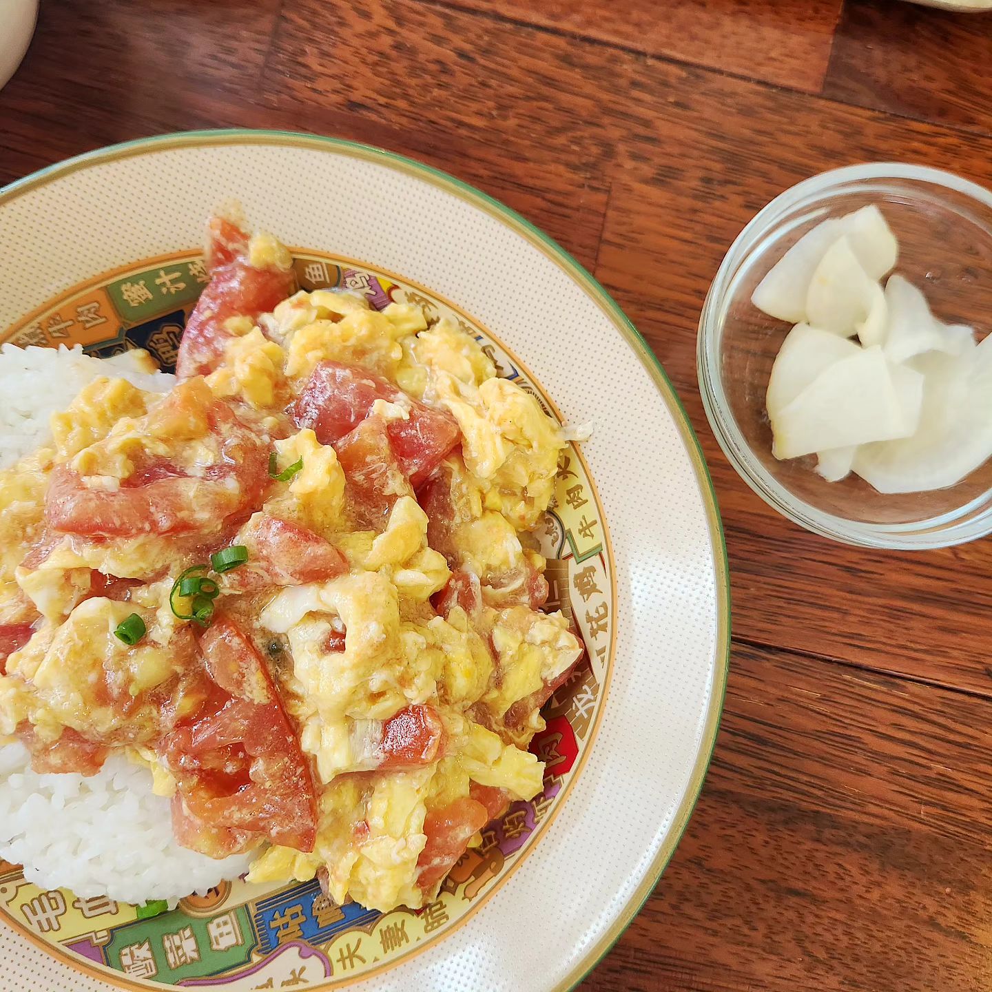 🤤
건대 올때마다 먹는 토마토계란덮밥!!
중국말로 시홍쓰=토마토라는데 맞는지는 모르겠지만 진짜 짱맛 최고🍅

옆자리 앉은 어린이가 
뾰루퉁하더니 음식나오자마자 "맛없는거야!"라고 땡깡부리다가 한입 먹고는 콧노래를 부르며 먹는 모습이 너무 귀여웠다☺️